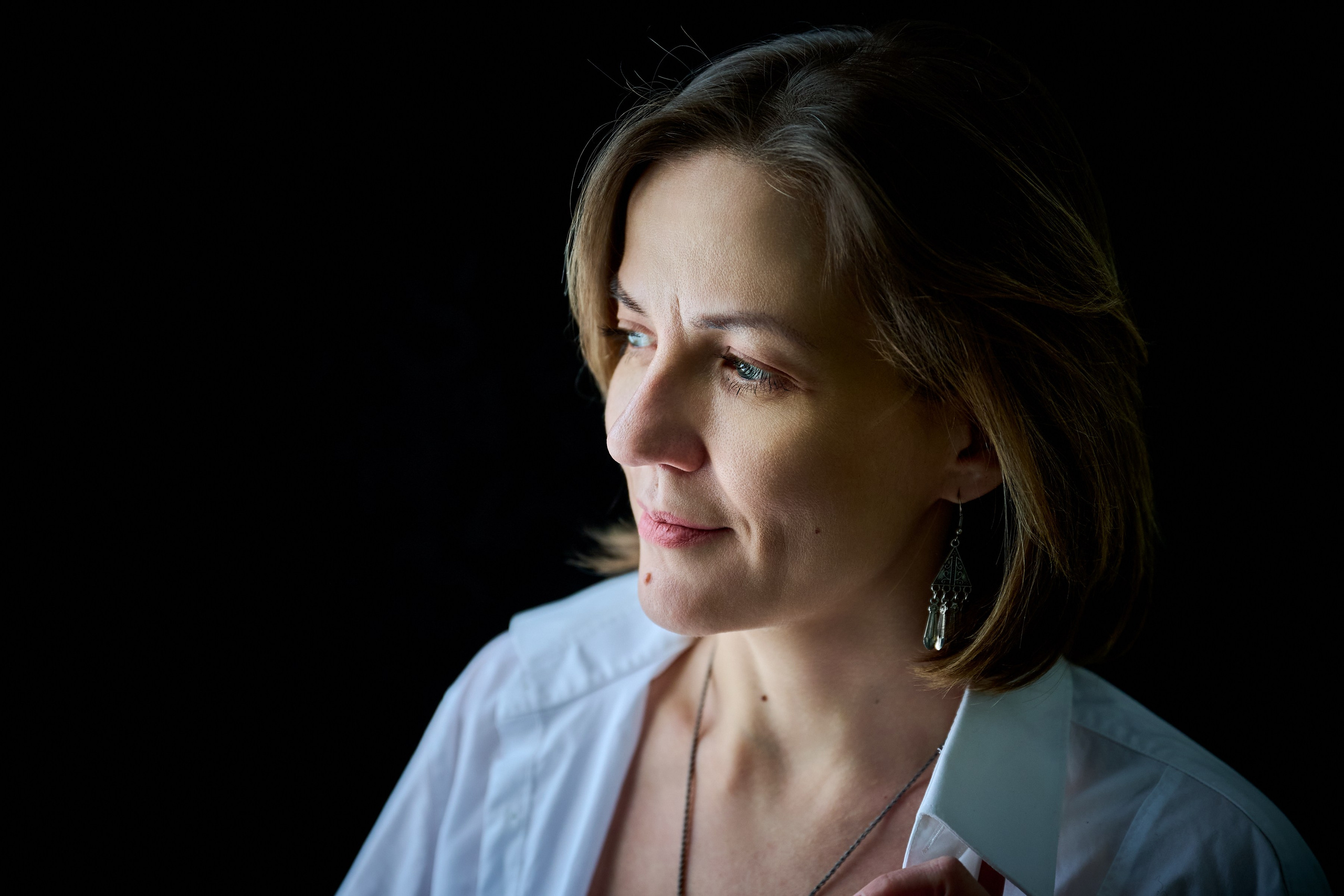 Тихая женская фотография — съёмка без ролей и позирования, где важнее состояние, чем образ