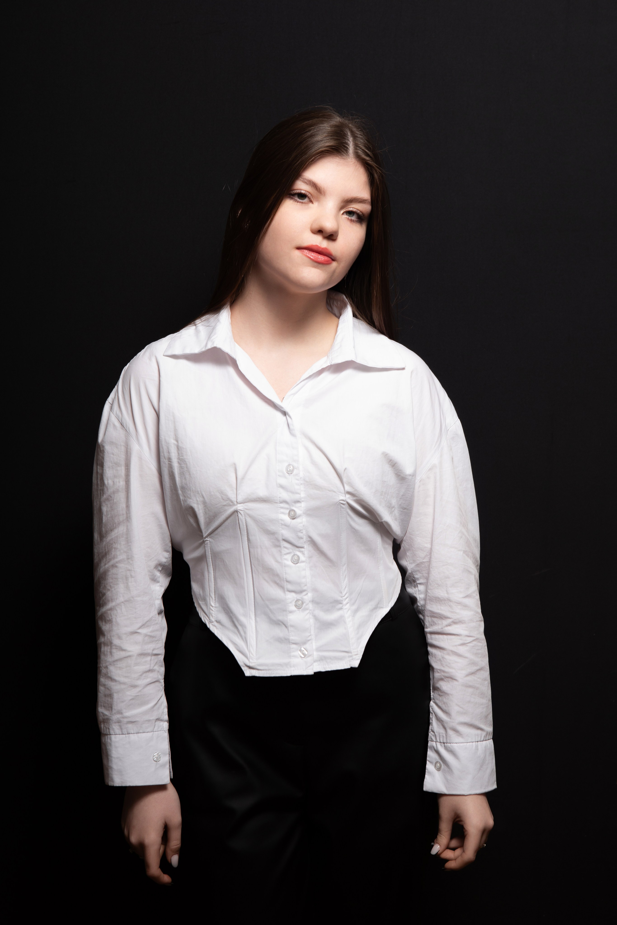 Портретная фотосессия для учеников 9 класса на чёрном фоне | Школьный фотограф Николай Богатырёв | Твой альбом / Твои правила. ТВОЙ АЛЬБОМ / ТВОИ ПРАВИЛА