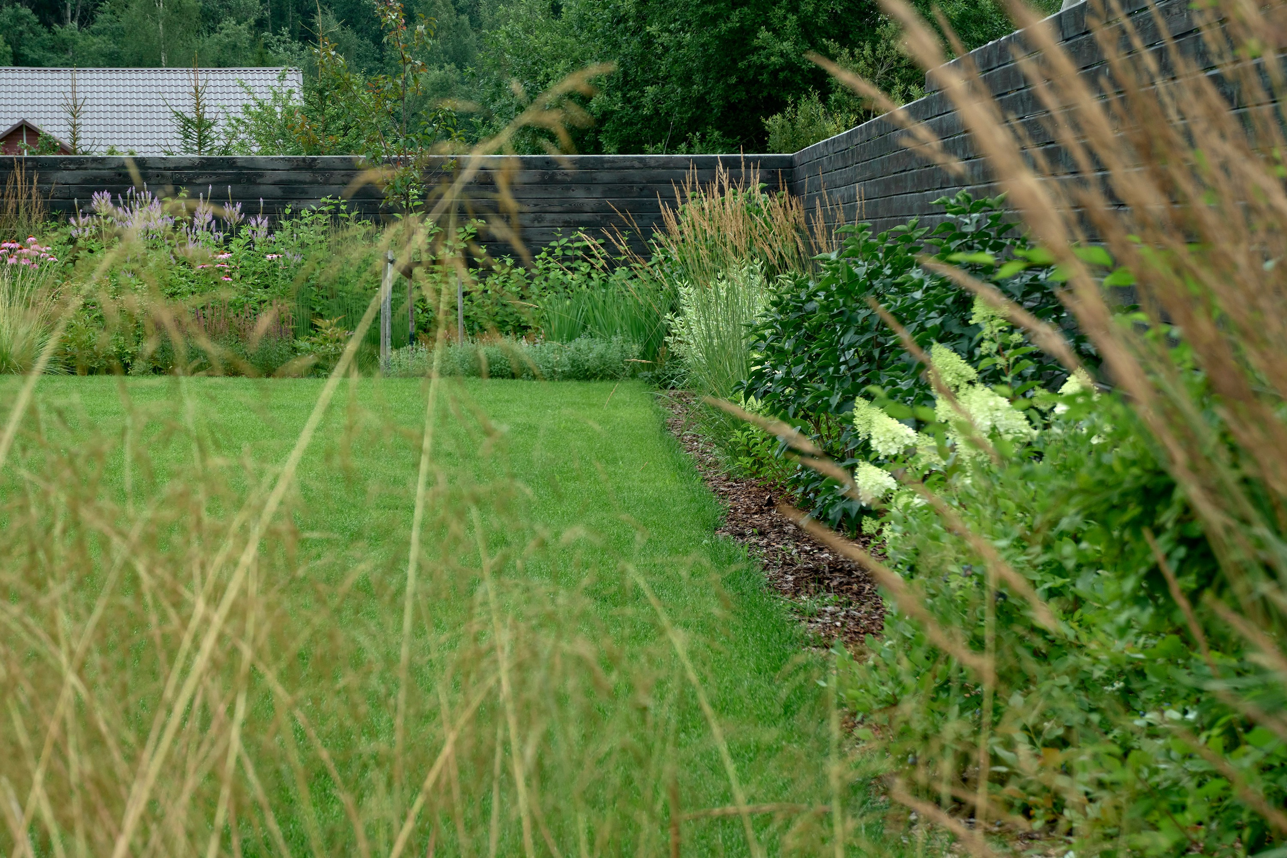 Ландшафтный и интерьерный фотограф Наталья Соловьева. Фотосъемка частного сада под Гатчиной для Таисьи Игошиной | interioto