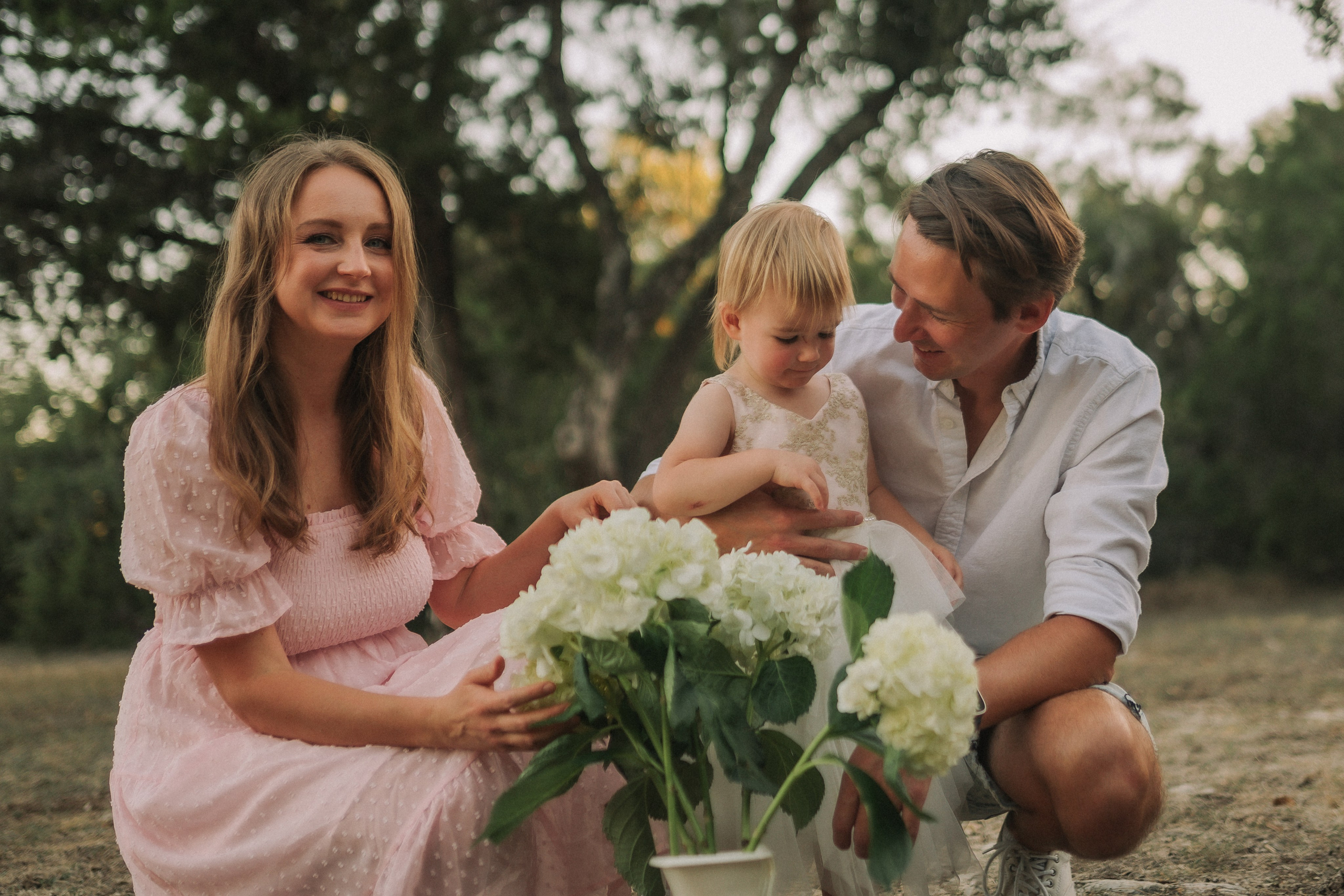 Family snuggles & smiles — cozy family photos