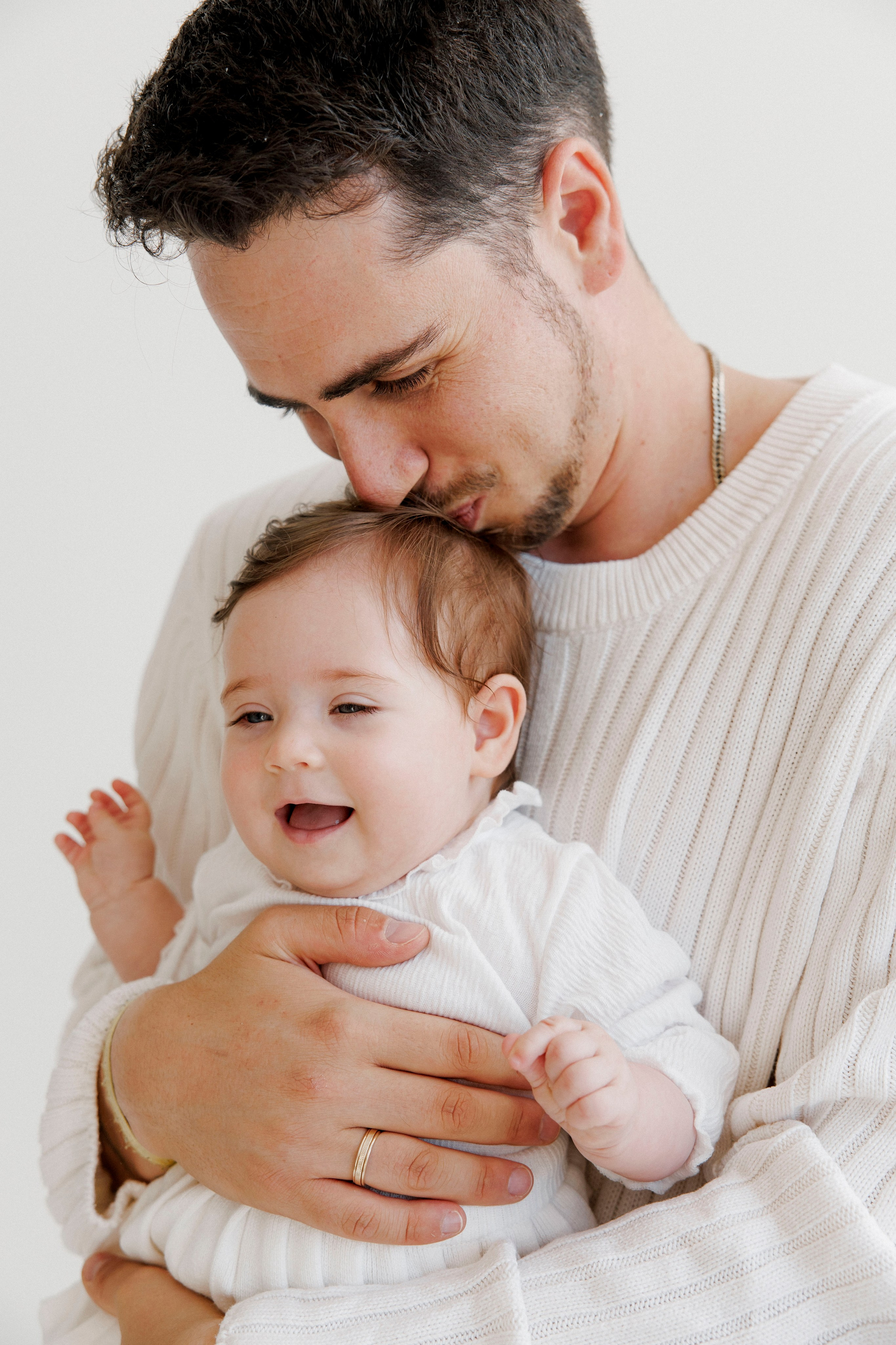 6 months old family photoshoot inside the white studio. Главная
