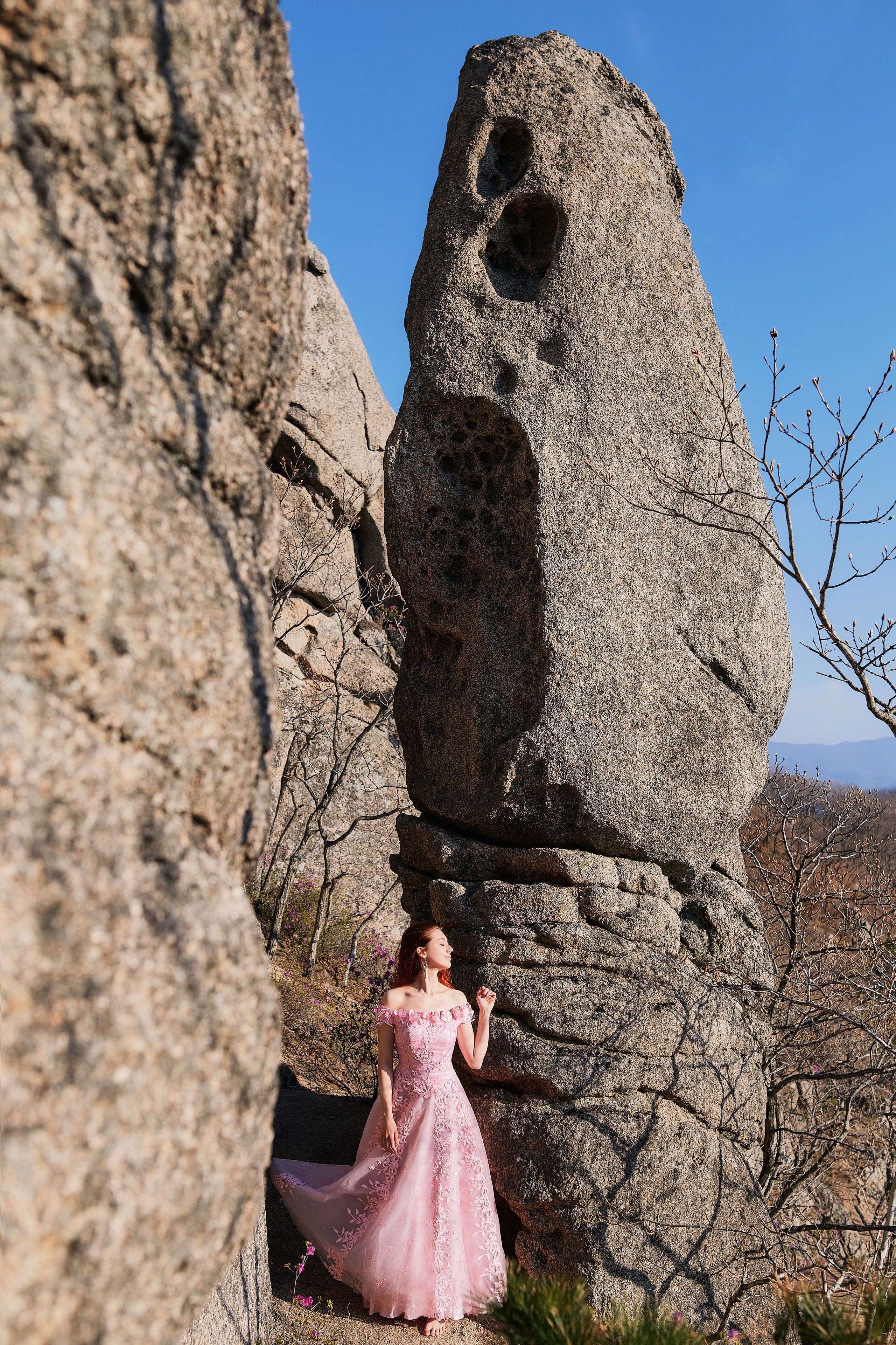 Фотосессия в горах в Приморье с девушкой в розовом сказочном платье