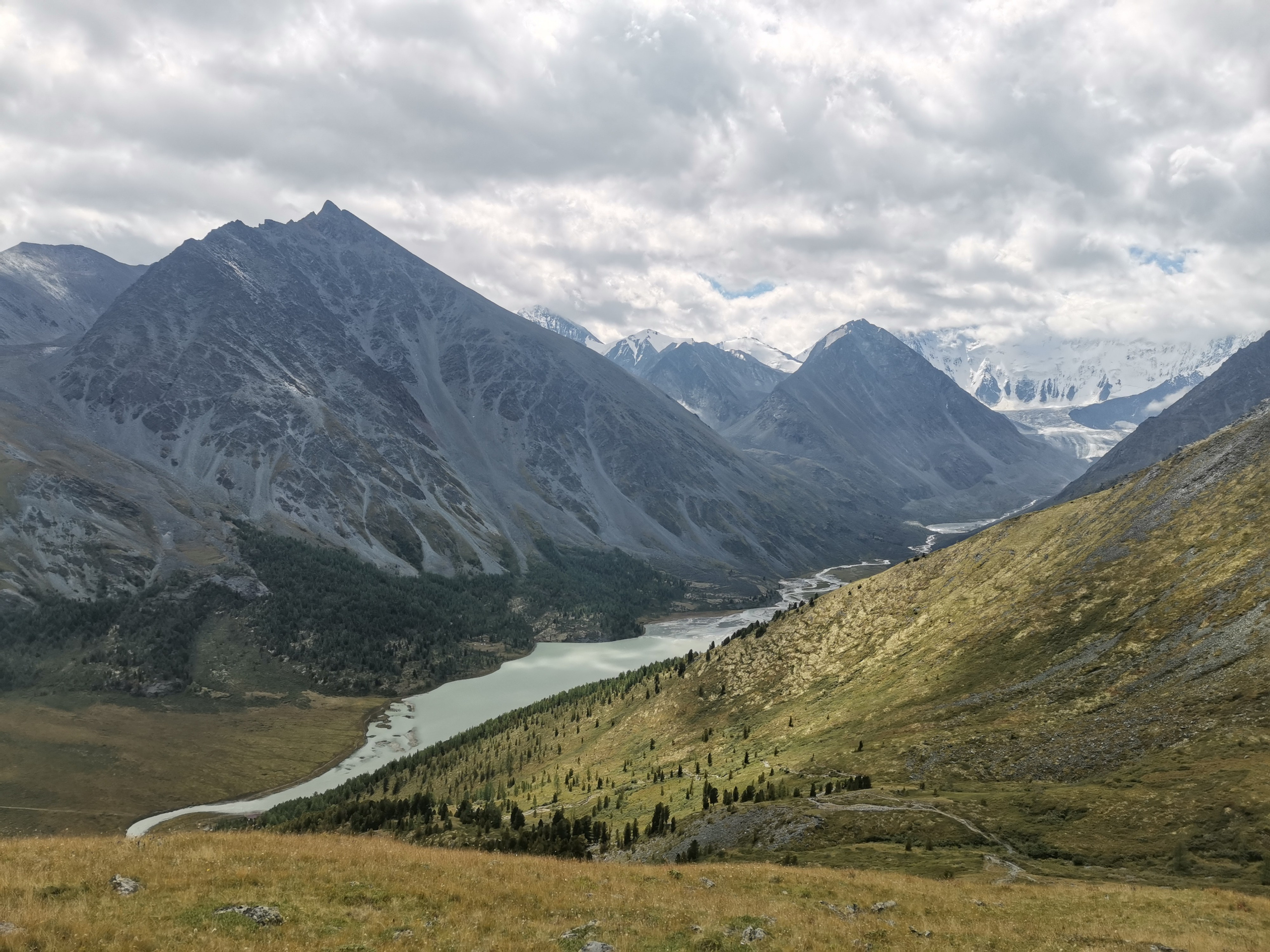 Горная река Аккем в Республике Алтай. Гора Белуха за облаками. Аккемский ледник. Озеро Аккем. 2022