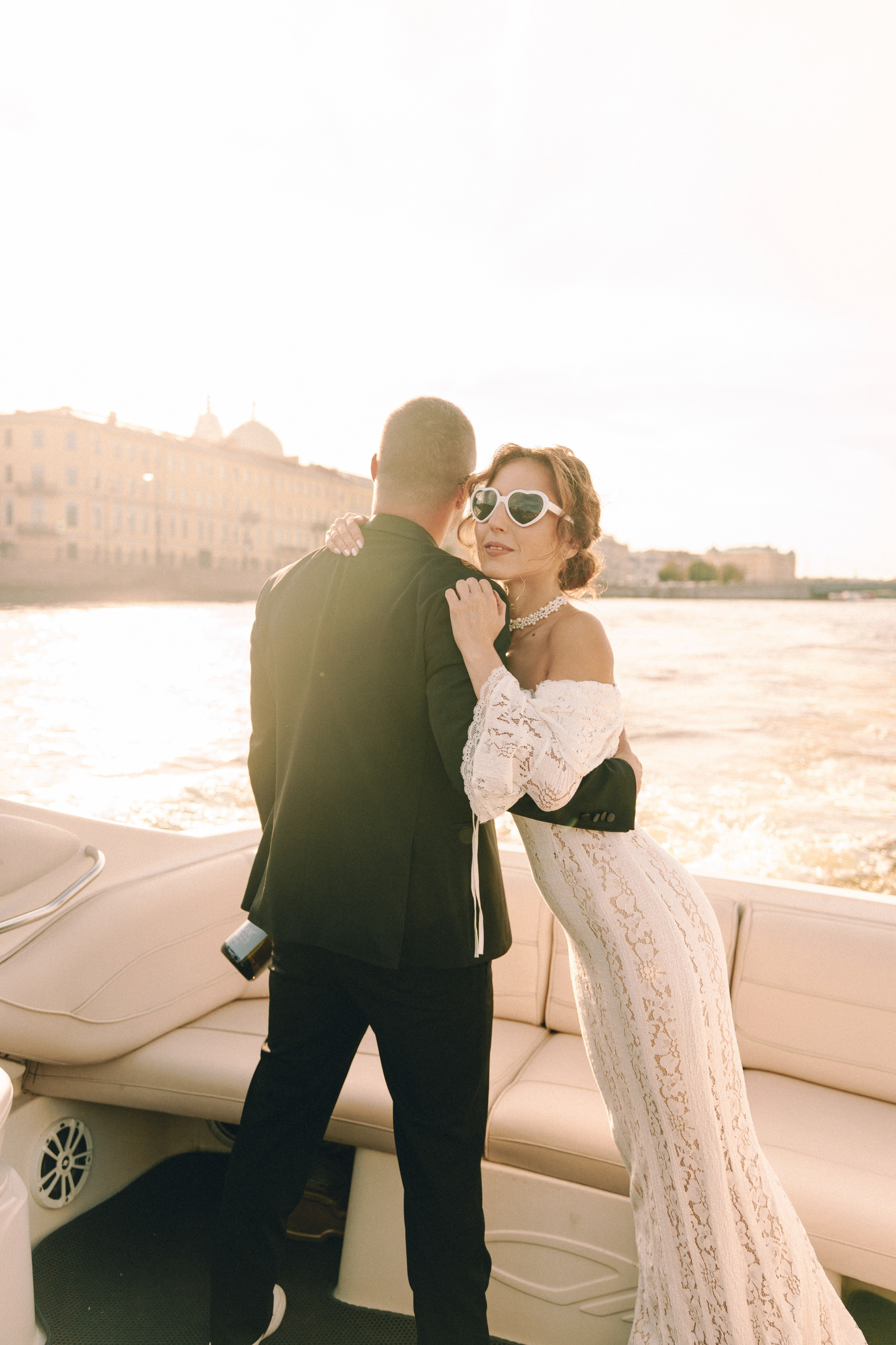 Свадебная фотосессия на катере. Свадебная фотосессия в Санкт-Петербурге.