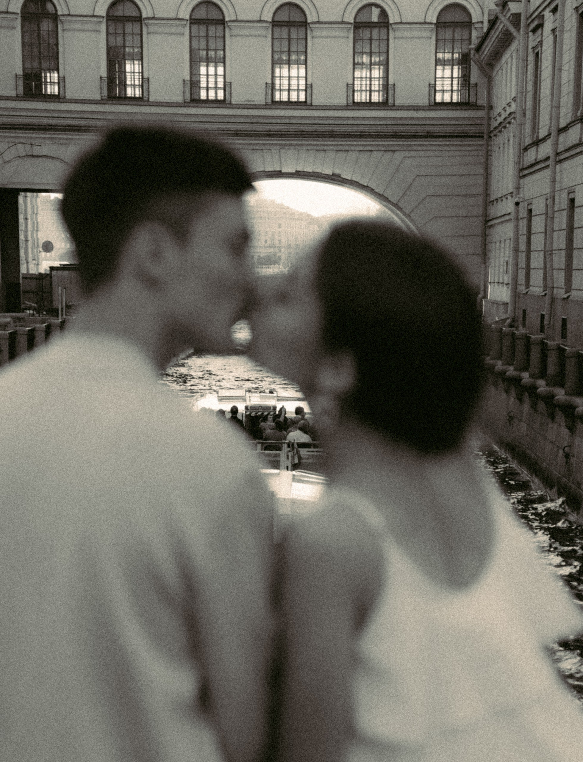 Влюбленная пара в Санкт-Петербурге. Крупный портрет. Пара целуется