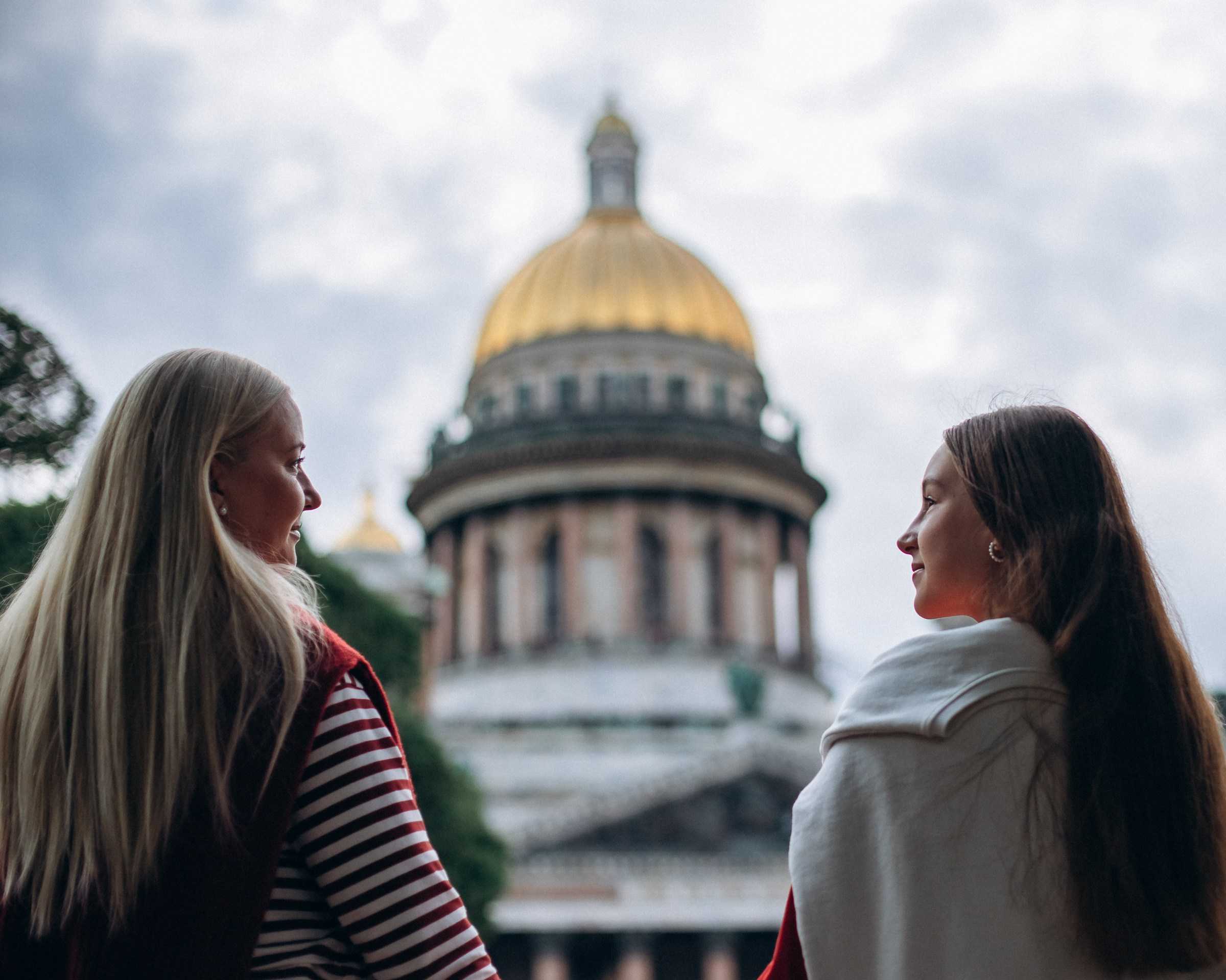 Полина и Алина в июне. Фотопрогулка в Петербурге. Индивидуальный и семейный фотограф в Санкт-Петербурге