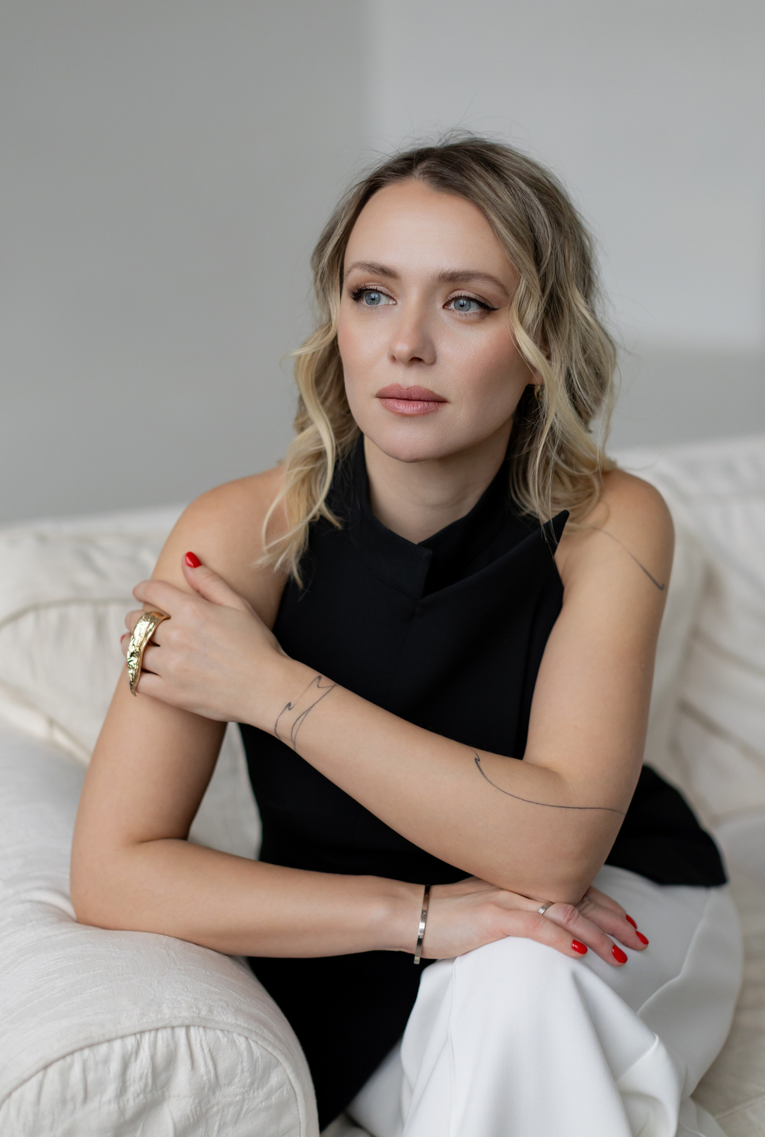 Фотосессия в лаконичной студии с Ульяной. Портретный и семейный фотограф Юлия Герман