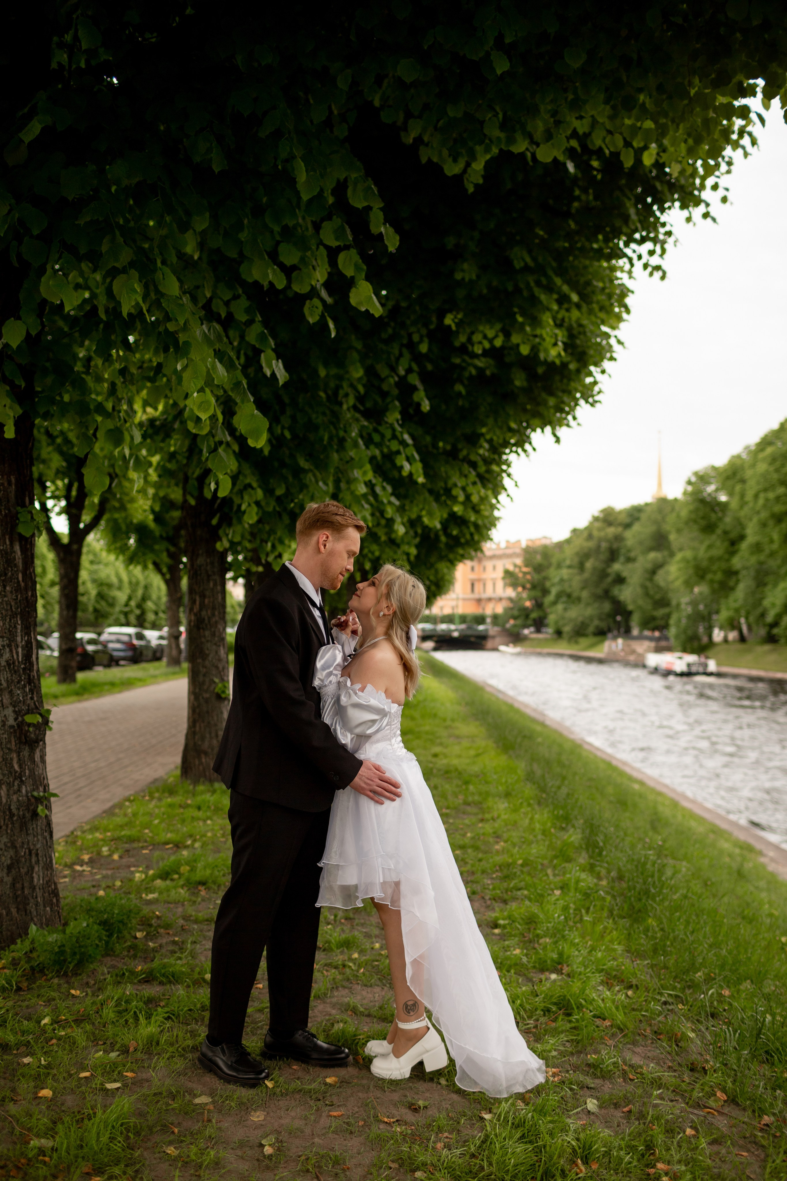 Свадебная фотопрогулка по улицам Петербурга. Свадебный фотограф Кирилл Белый