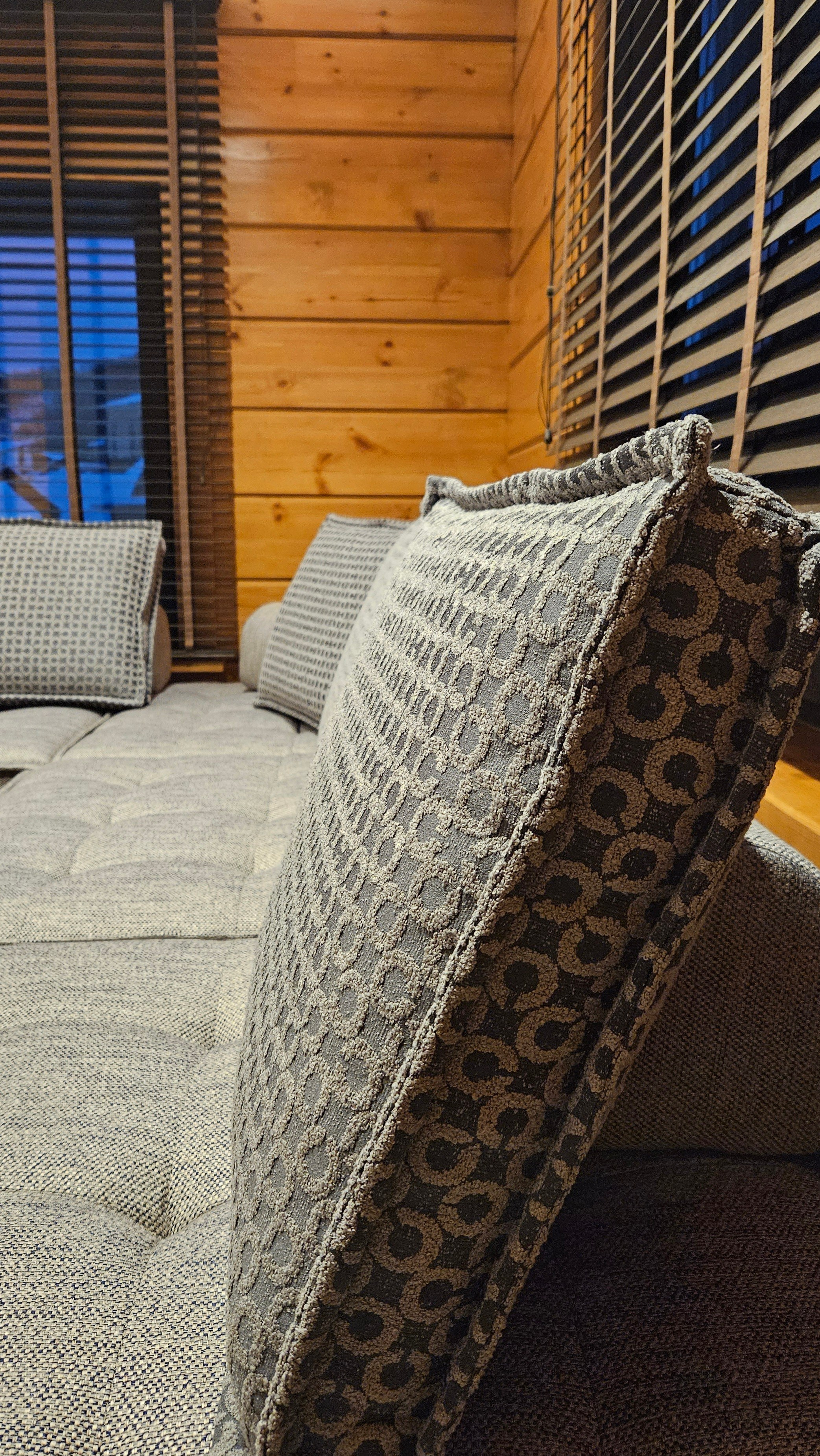 Диван на заказ Изготовление мягкой мебели. Студия интерьерных решений SUNHOUSE. Натяжные потолки, шторы, текстиль