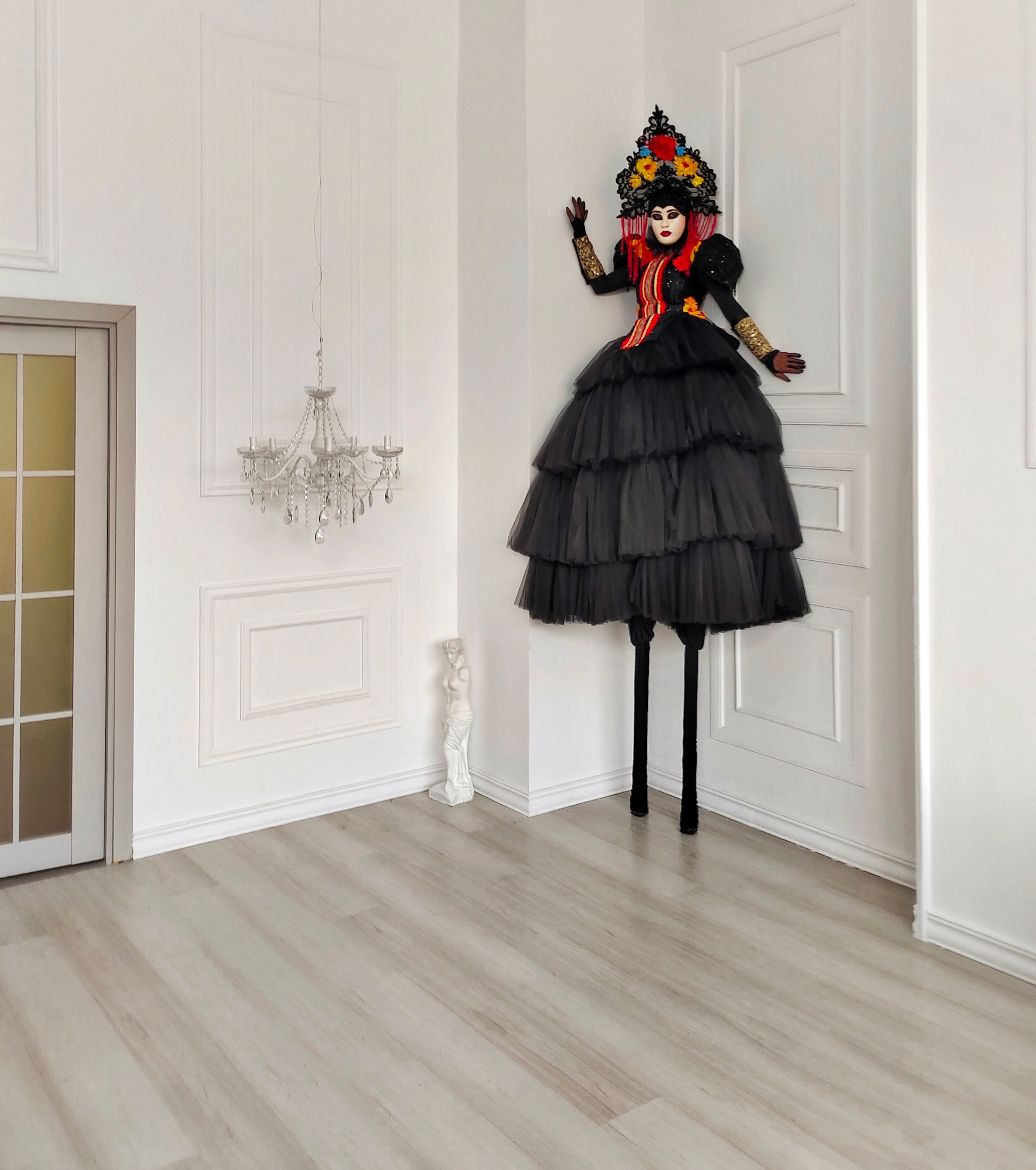 Чёрный костюм в русском стиле. Мимы и Ходулисты на встречу гостей. Москва