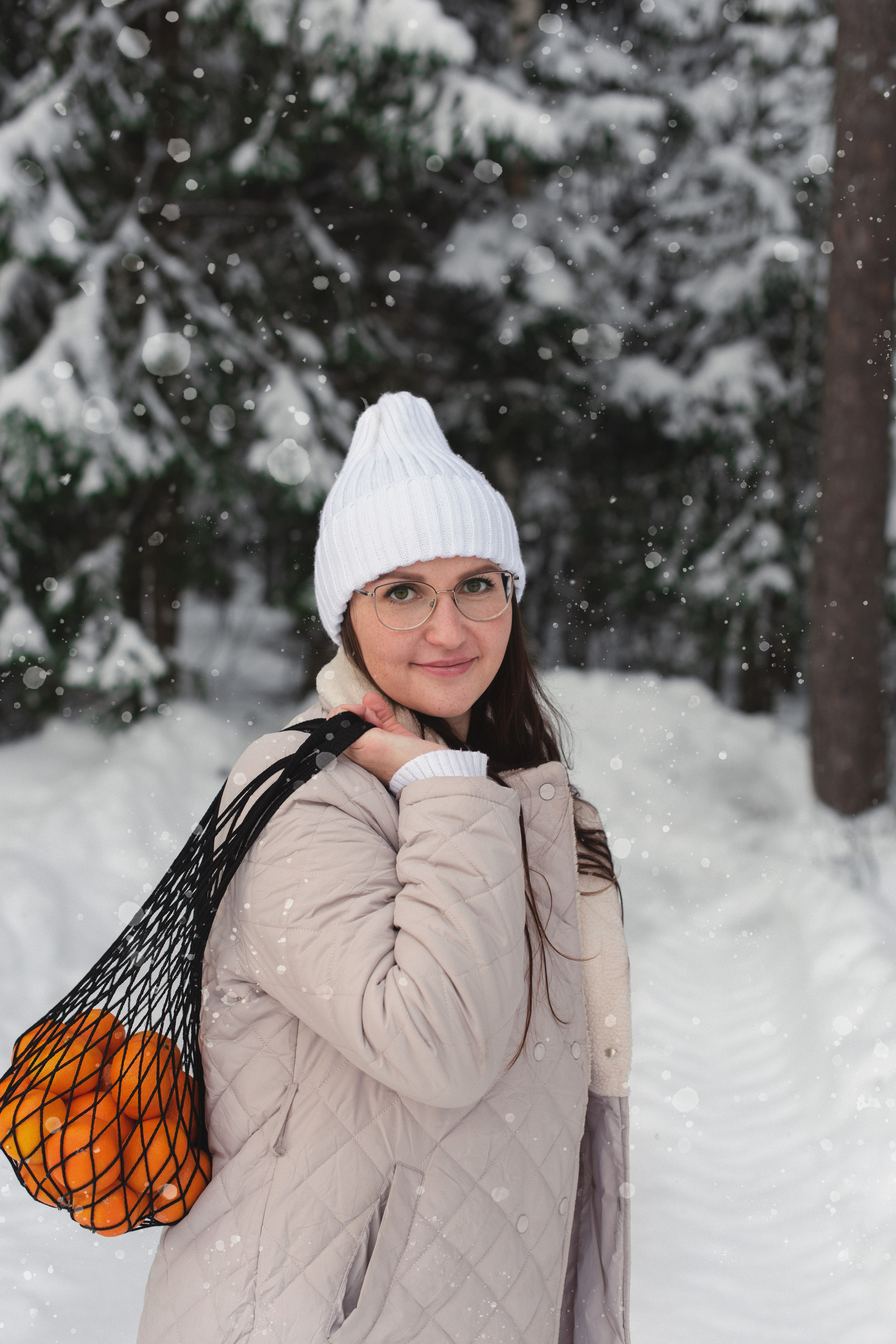 Фотопрогулка в лесу: девушка с сеткой мандарин.