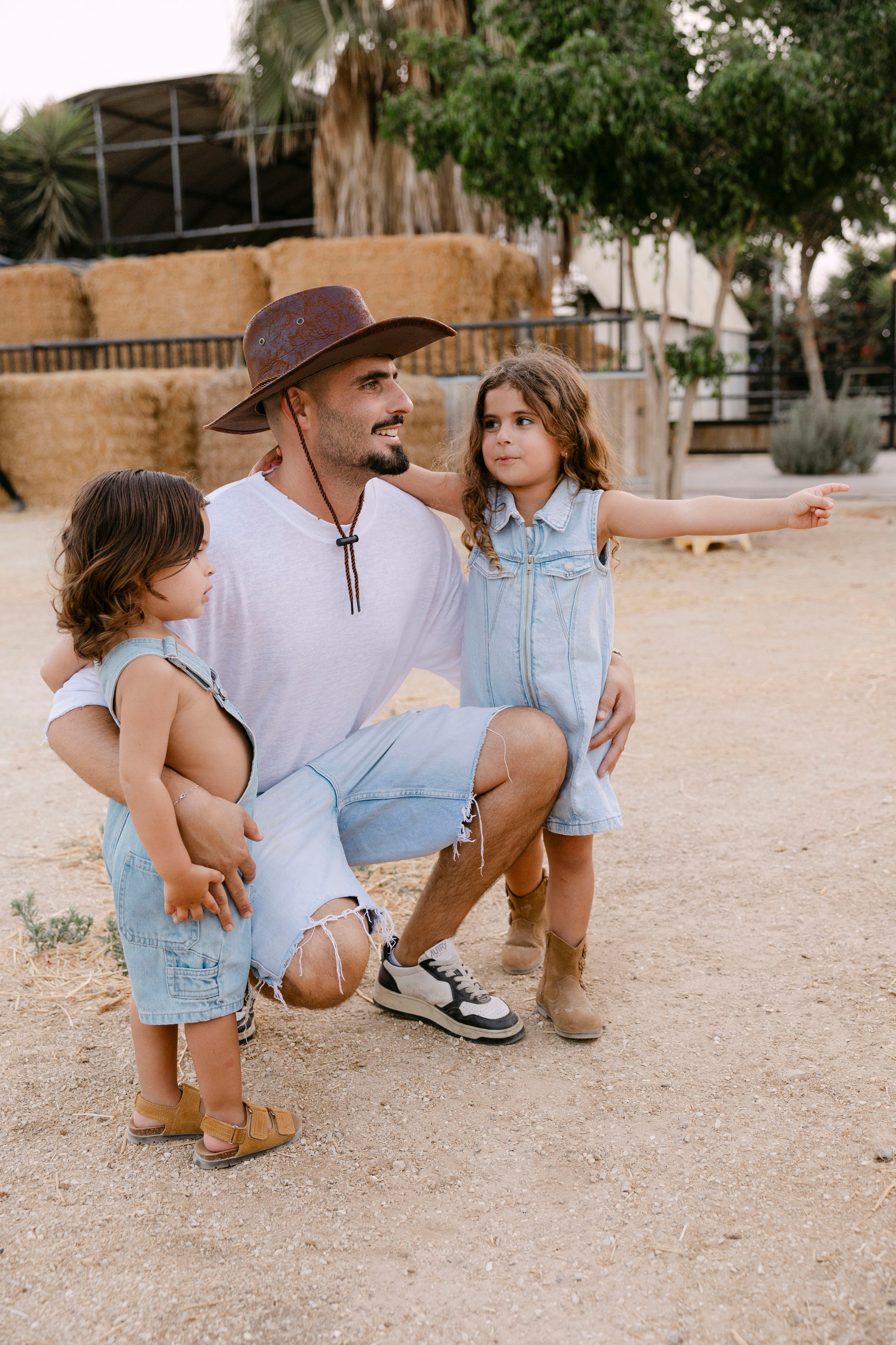 Pregnancy photoshoot at the horse farm. Главная