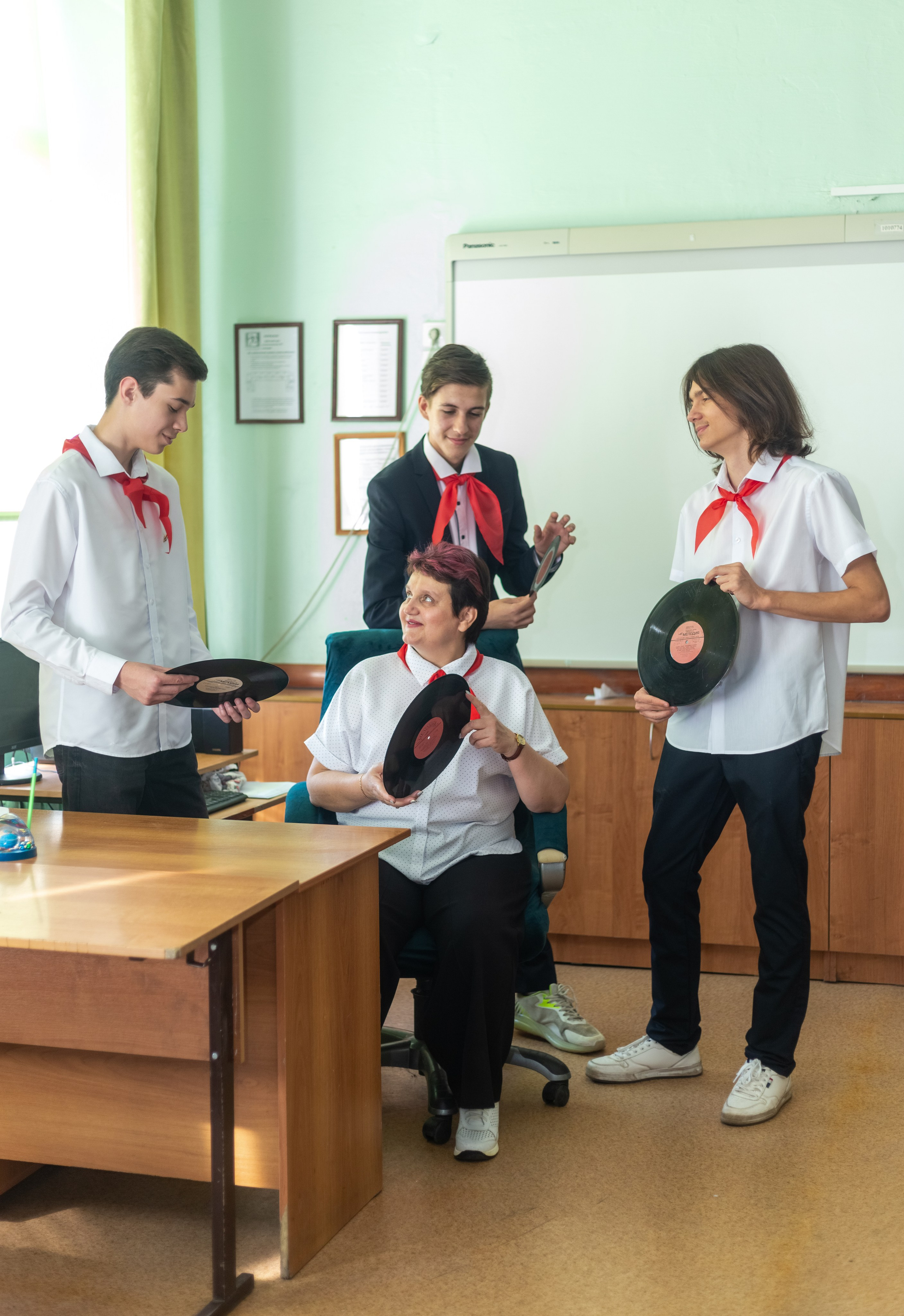 Пионеры — съемка в школе 34 школа 11 класс. Выпускные альбомы Воронеж от Веры Соколовой