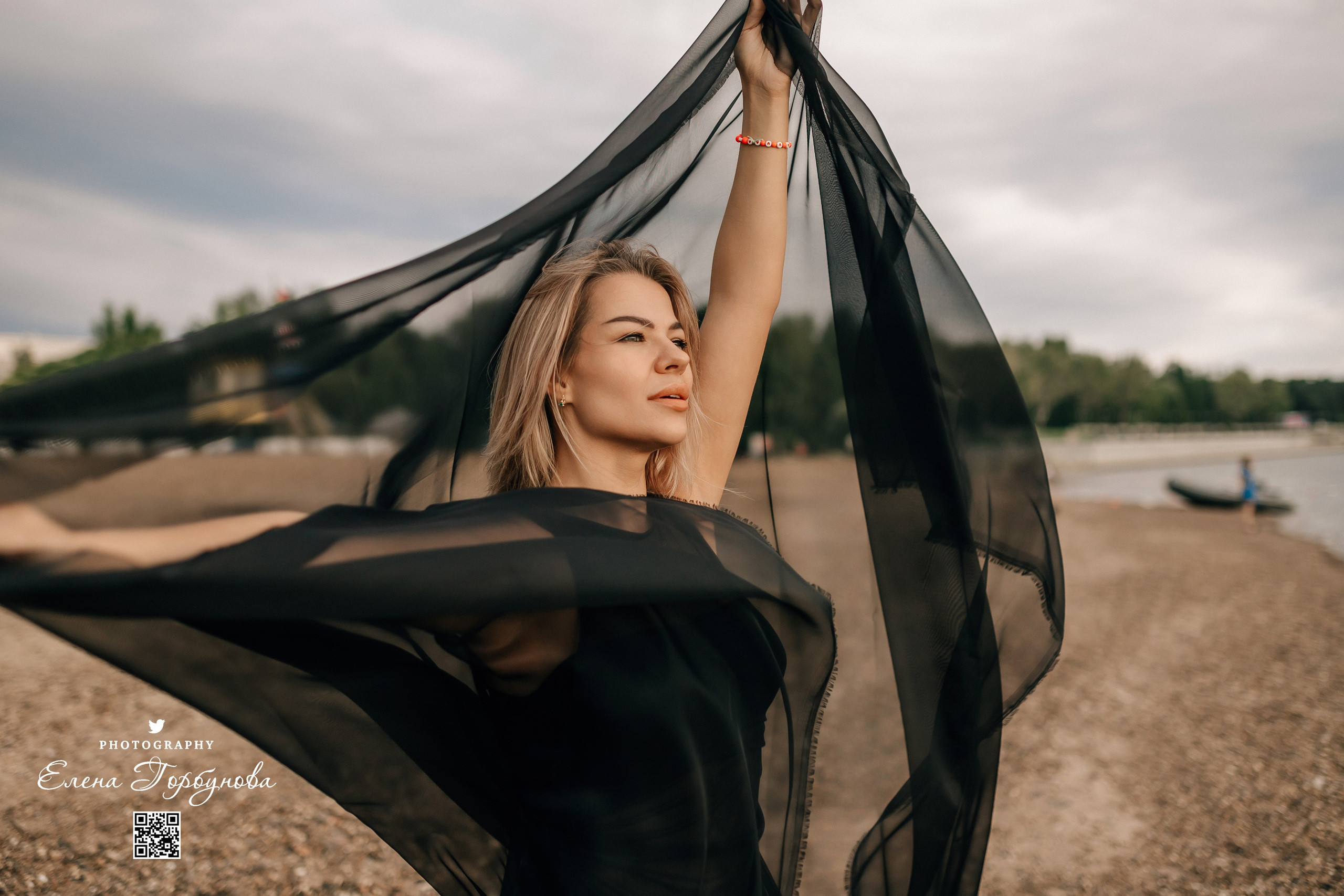 Черная серия с тканью. Набережная. Александра и Таисия. Июль 2025 г. Фотограф Пермь. Свадьбы. Семья и дети, школа, д. сад. Фотокниги