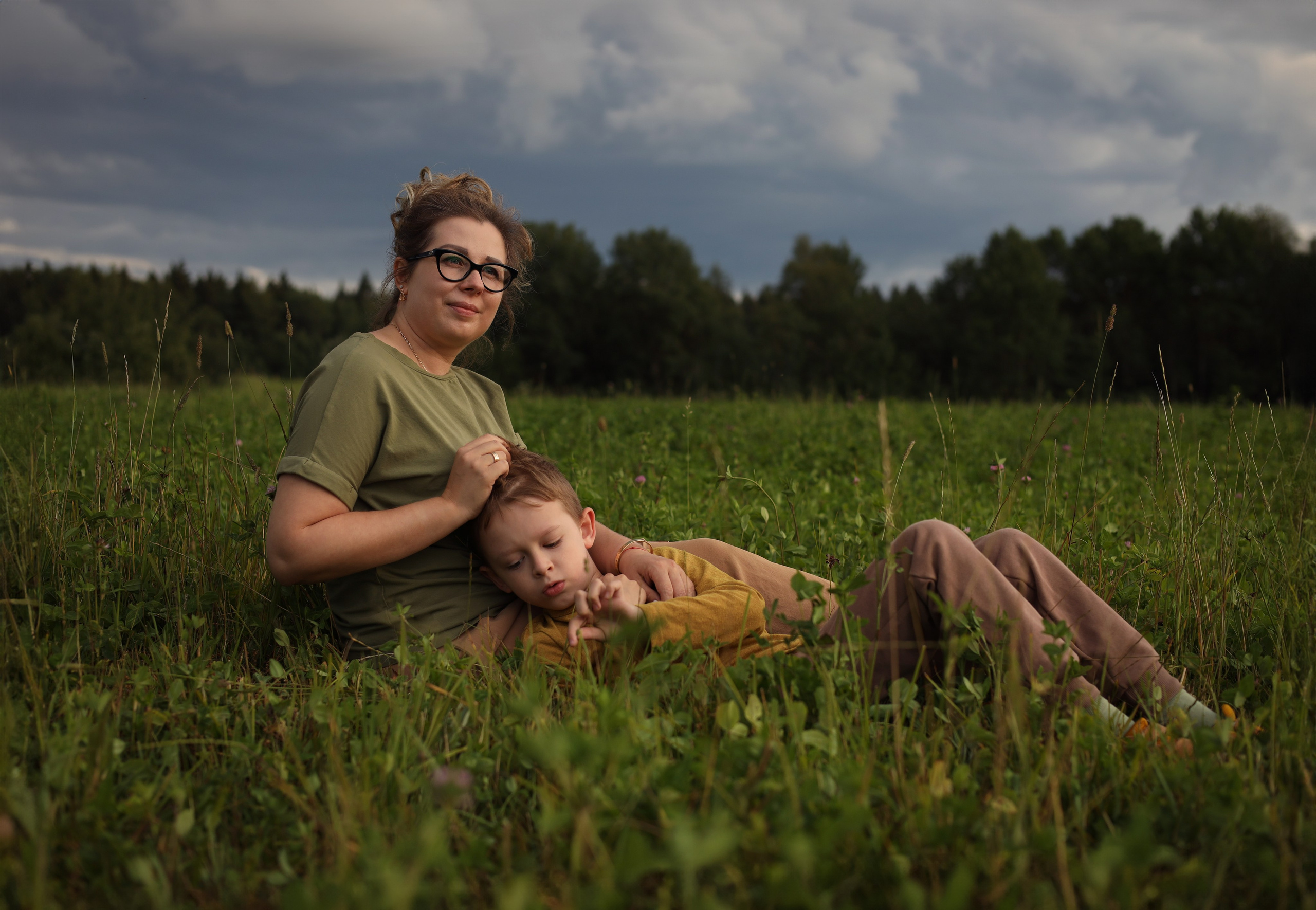 фотосессии лета мама с сыном на природе он лежит рядом мама сидит