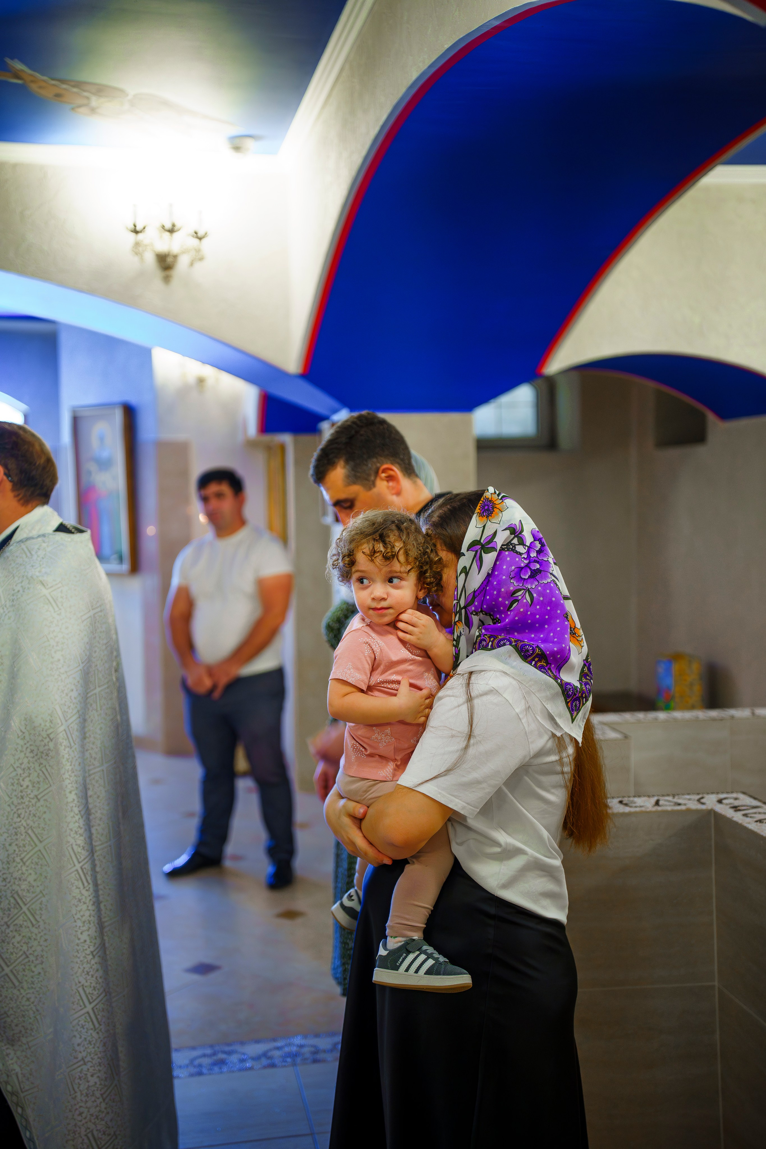 Обряд крещения детей в церкве или храме Адлера. Фотограф видеограф Геннадий Янбаев в Сочи, Краснодаре