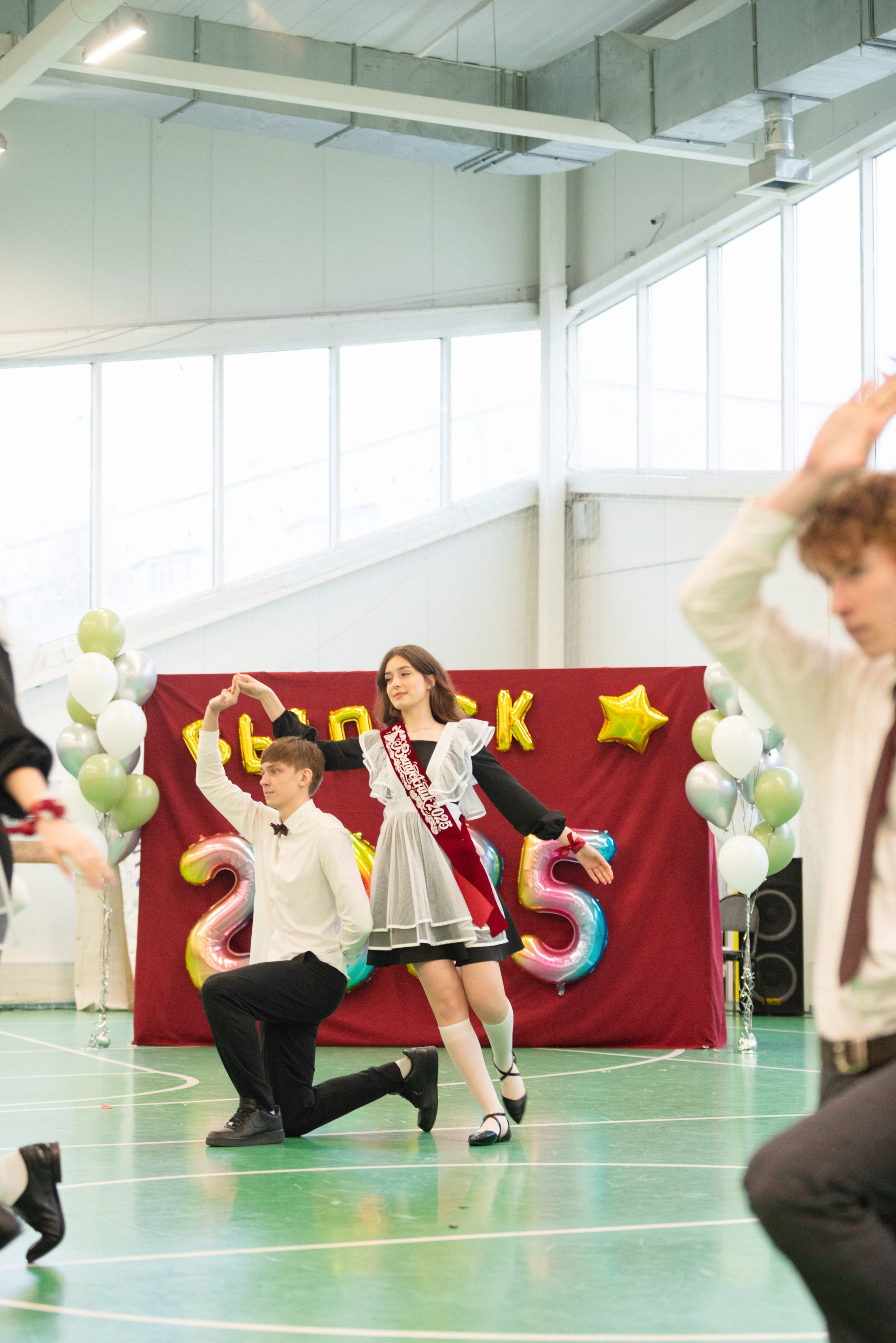 Съёмка выпускного в школе для 11 класса в Сургуте от профессионального школьного фотографа