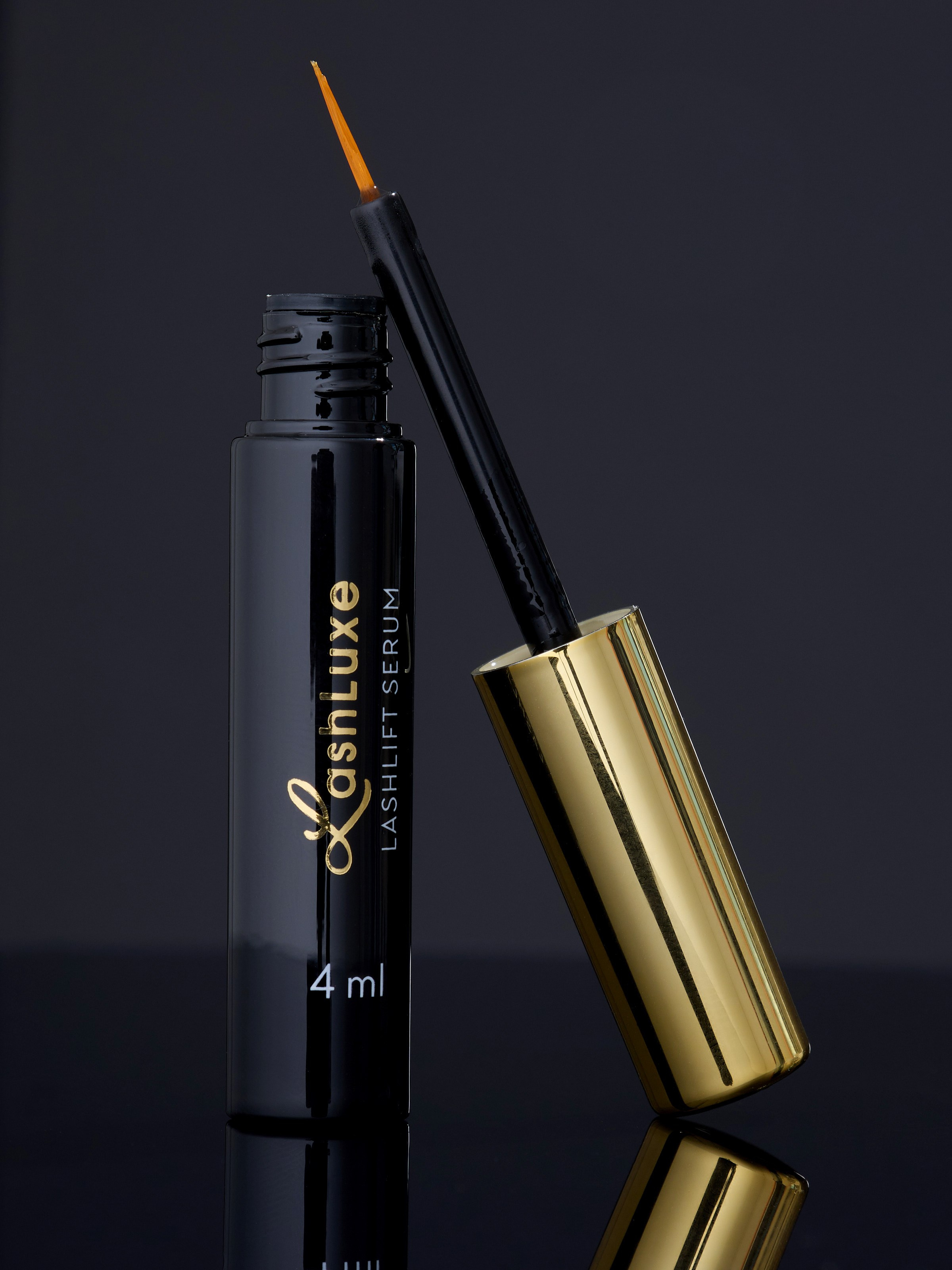 Тюбик с оранжевой кисточкой-аппликатором | Детальная съемка для Wildberries