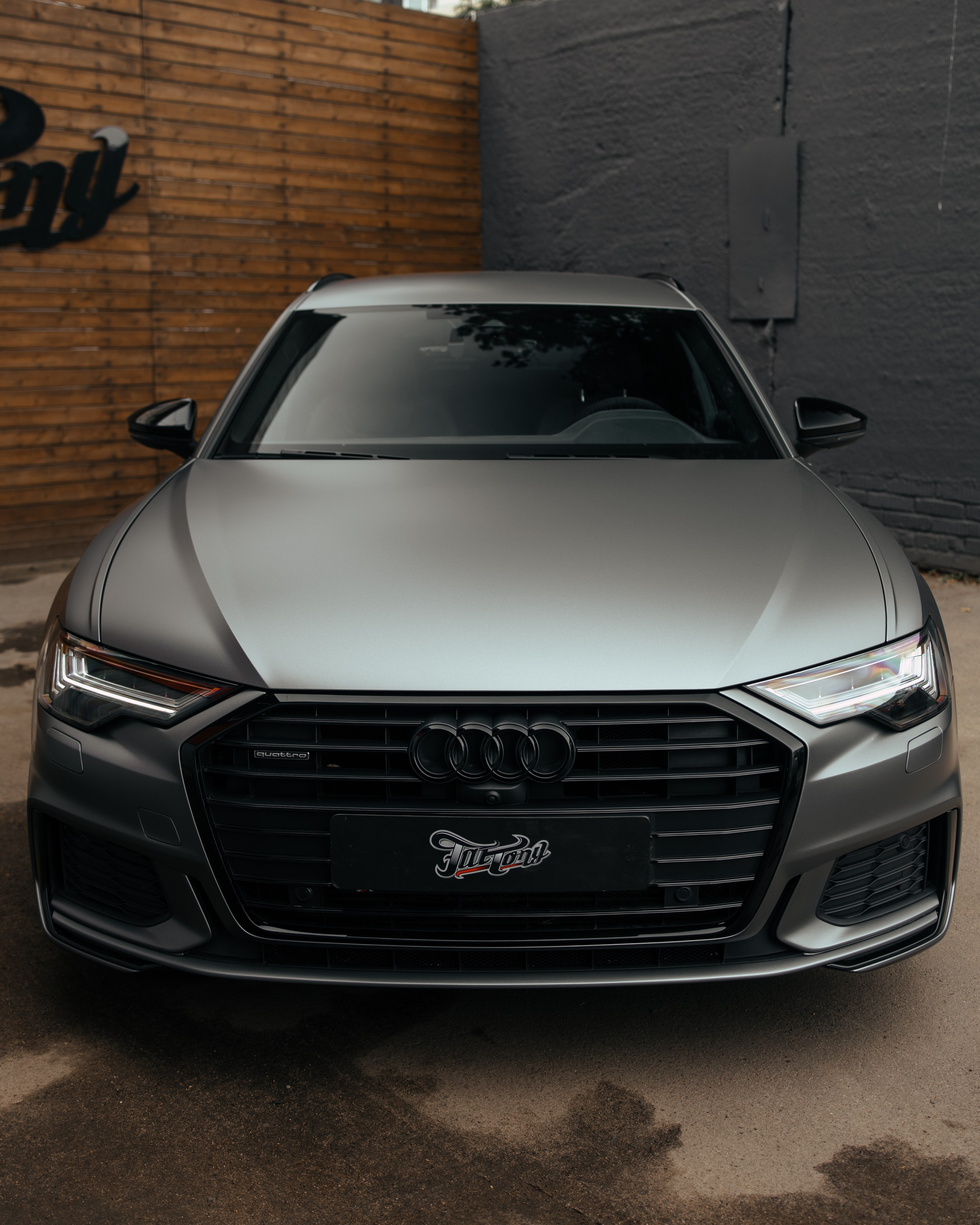 Audi A6 2 раза поменяла цвет, оклейка с проемами в зеленый и преклейка в серый. DeLorein