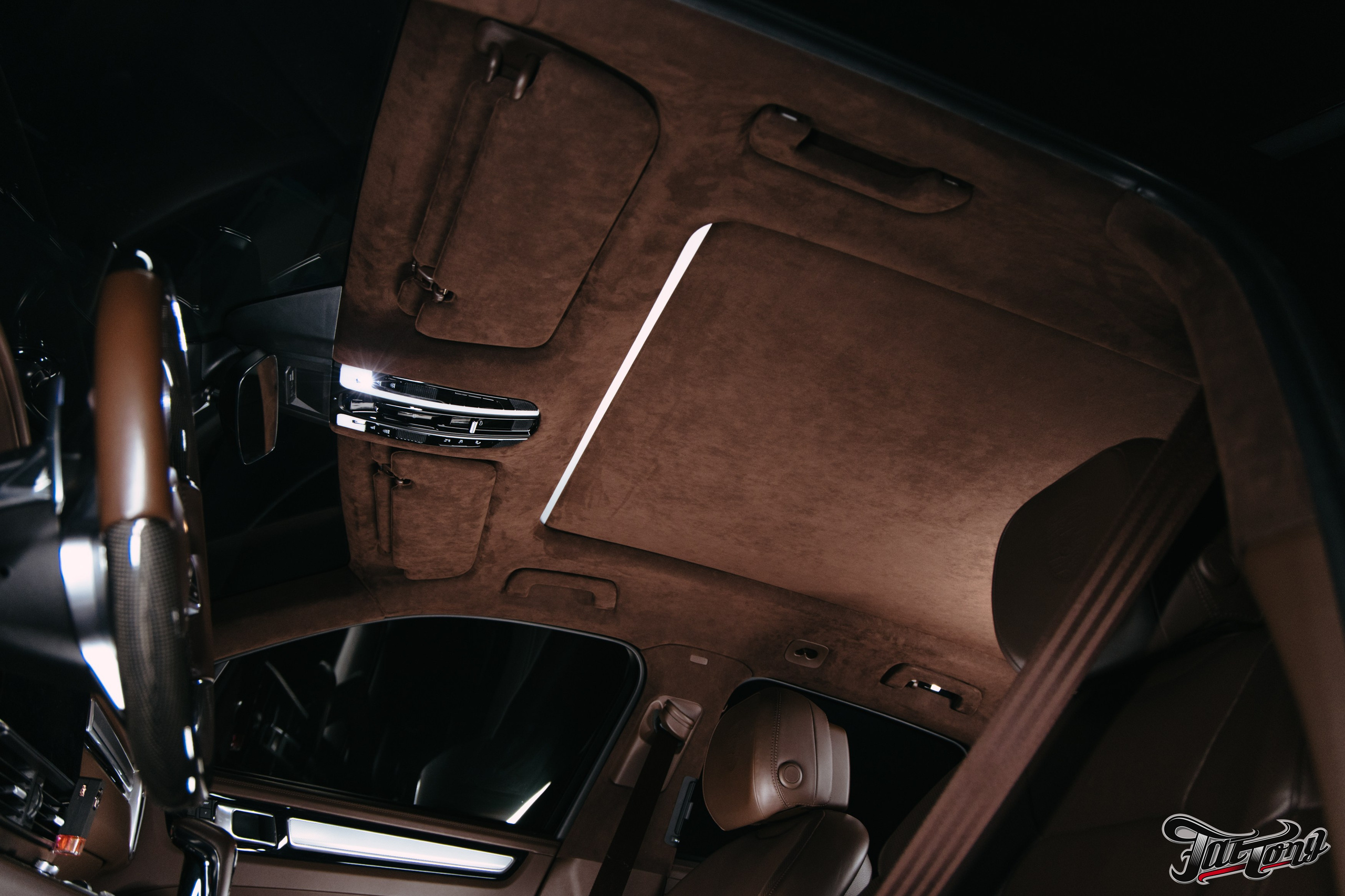 Porsche Сayenne пошив потолка в коричневую алькантару. DeLorein