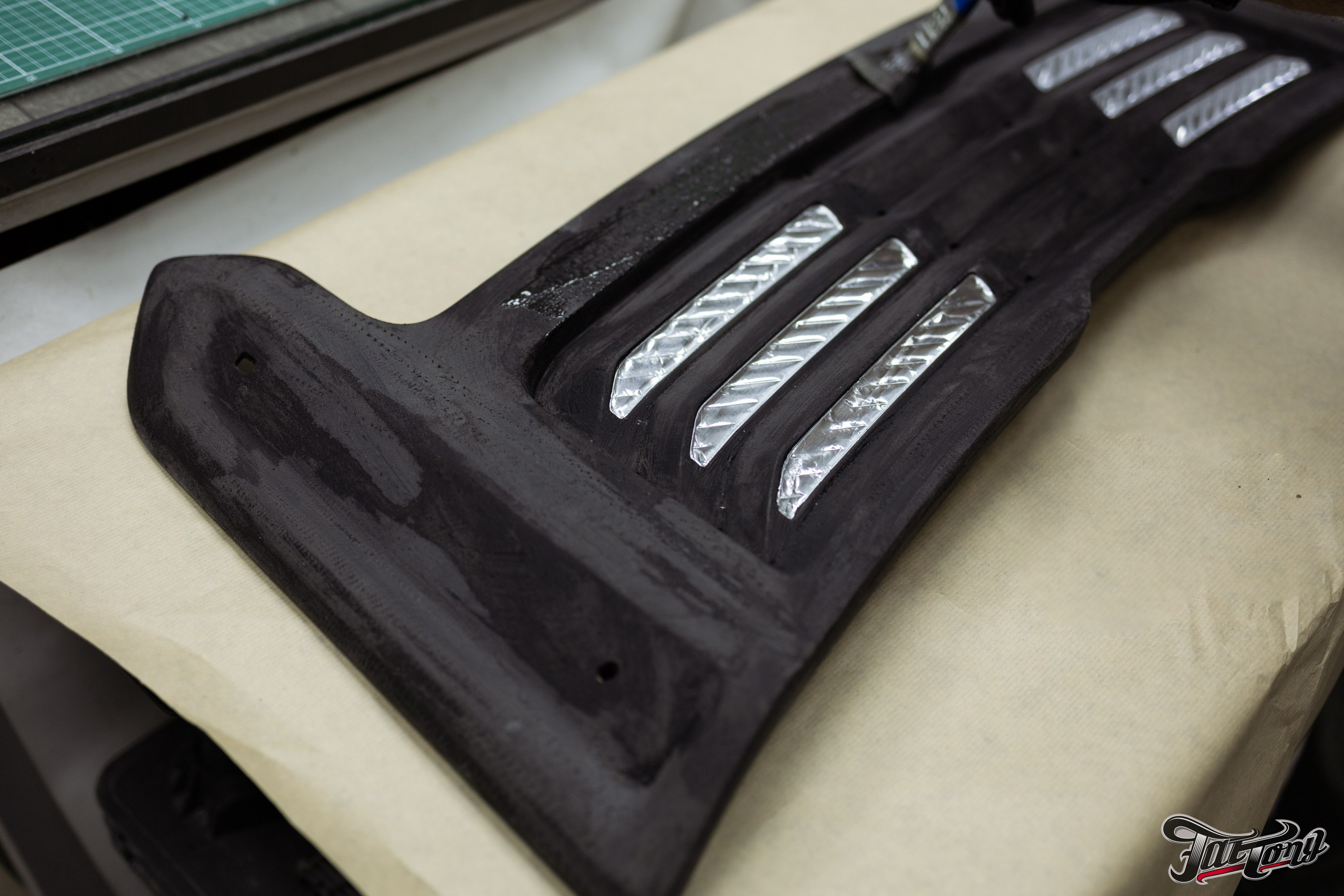 Ram 1500 ламинация карбоном, окрас шильдов, проушин, установка света в решетку. DeLorein