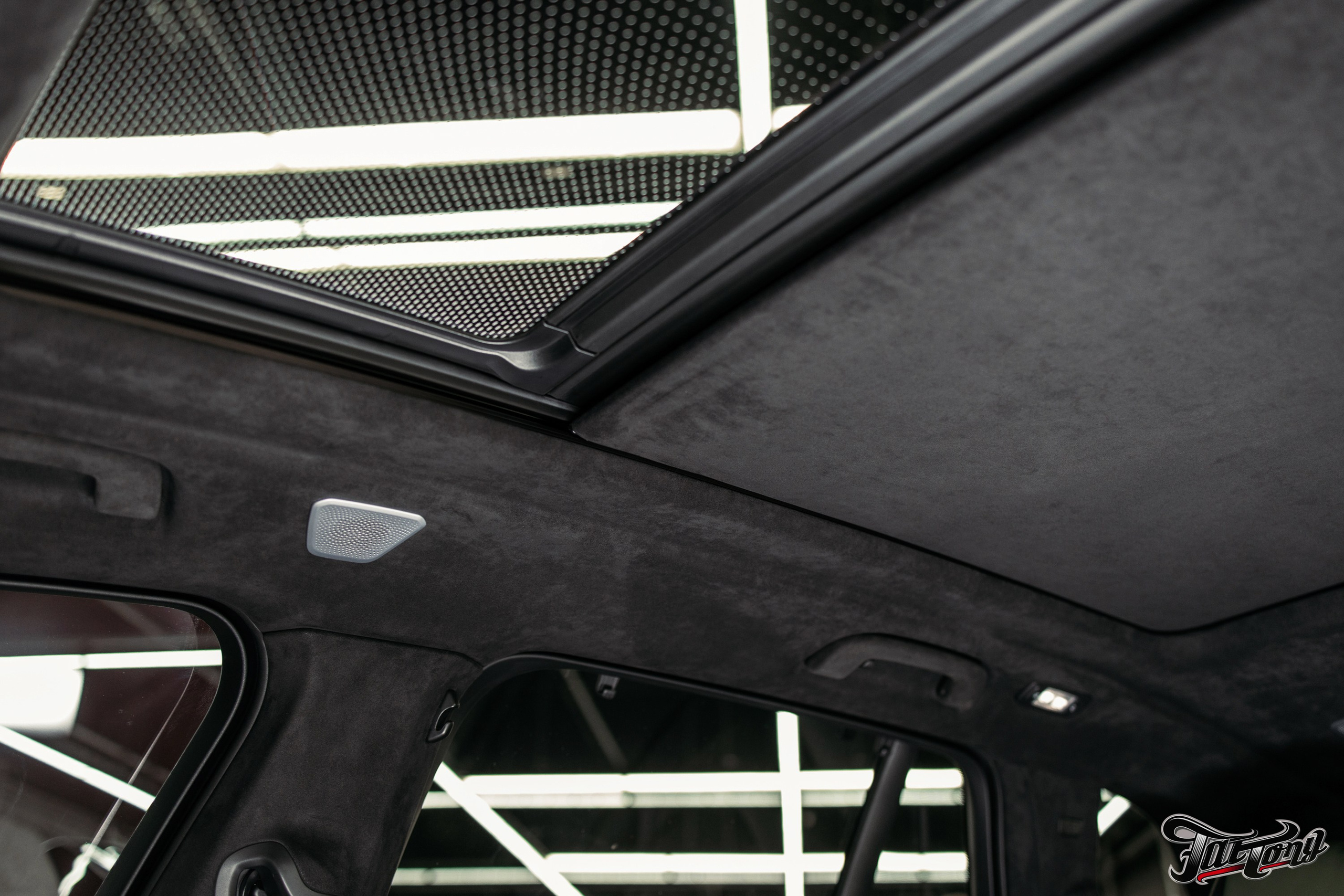 BMW X5M пошив салона в зеленую кожу. DeLorein