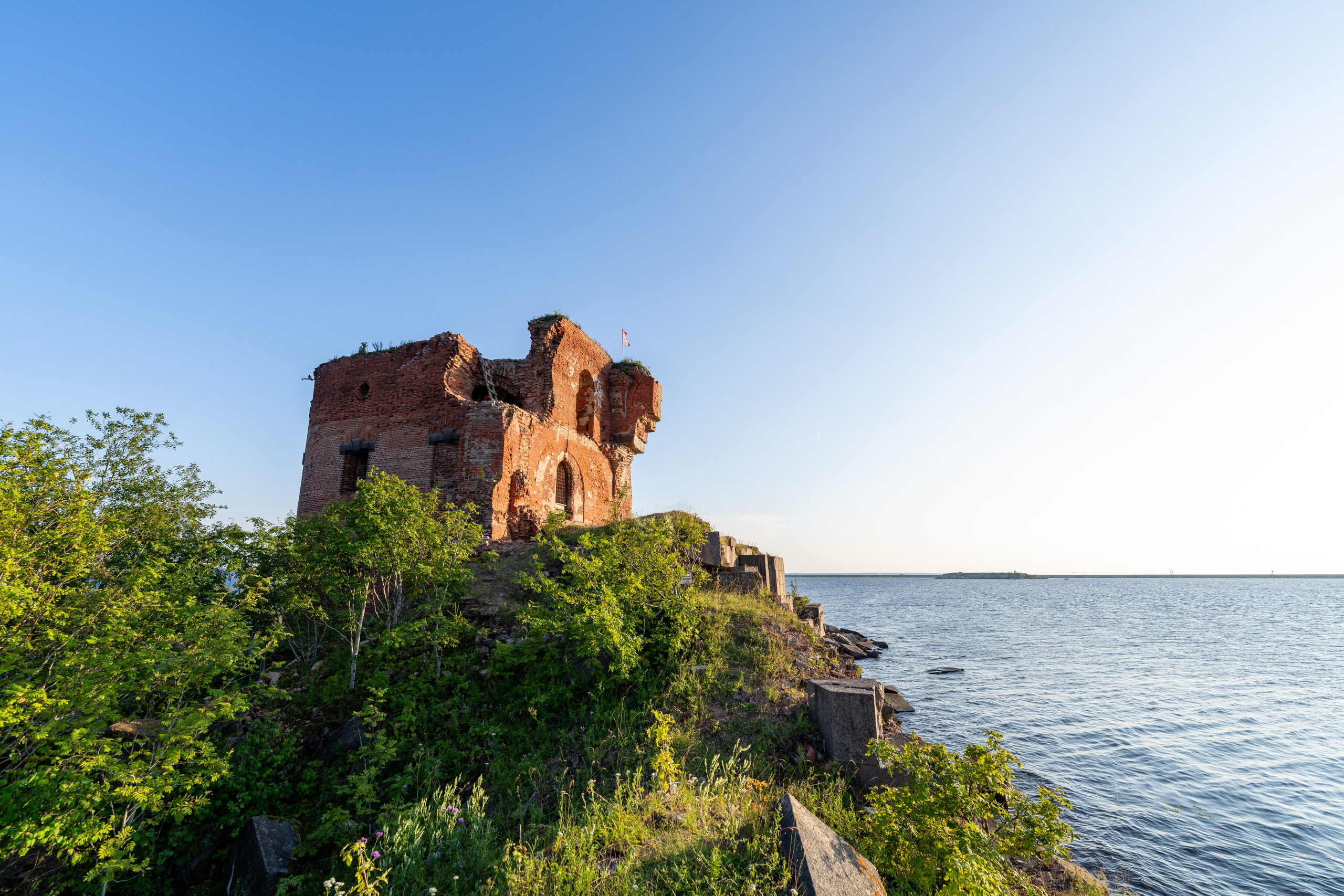 Вид на разрушенные остатки форта Павел I с острова