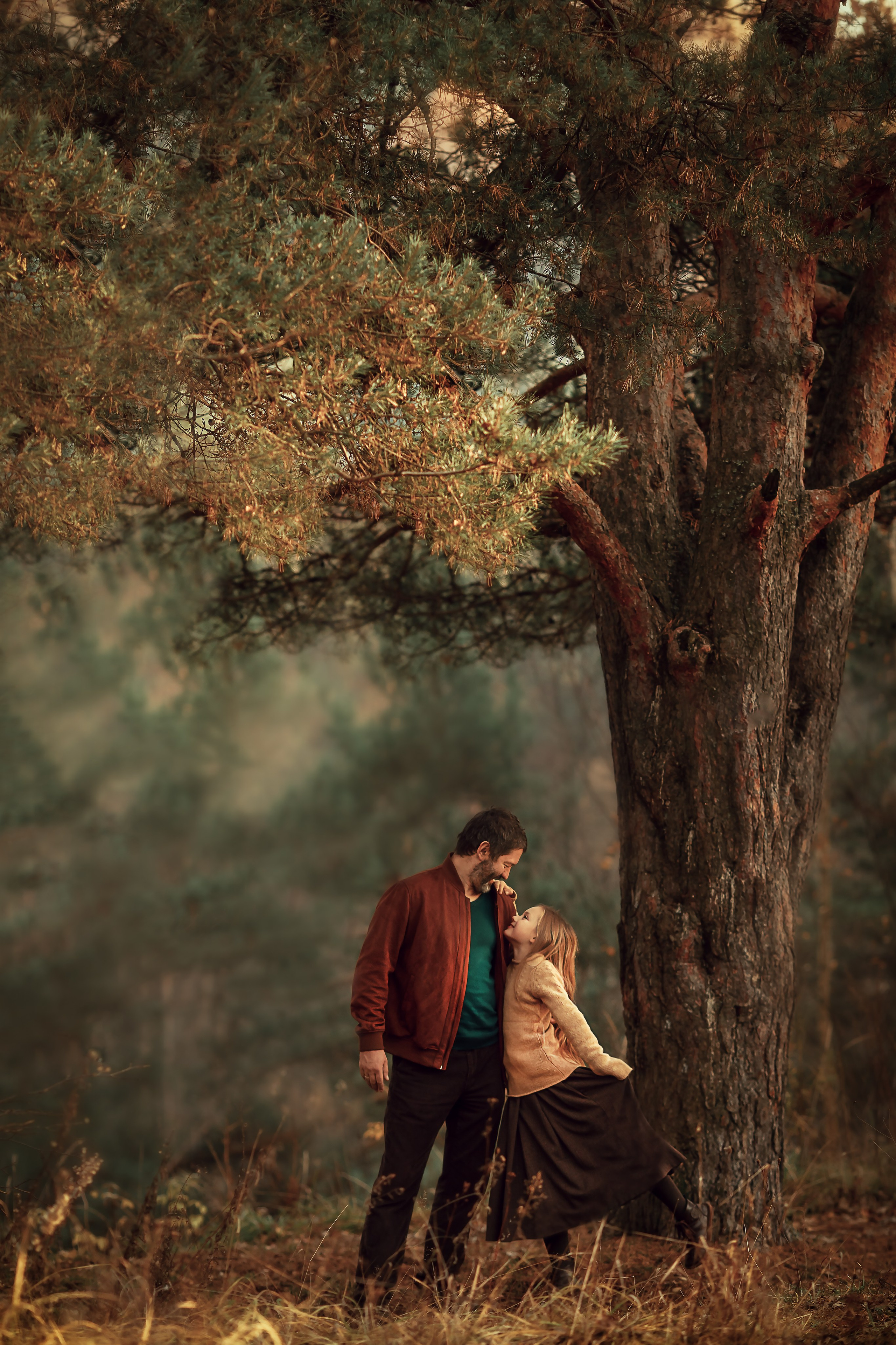 папа и дочка под деревом