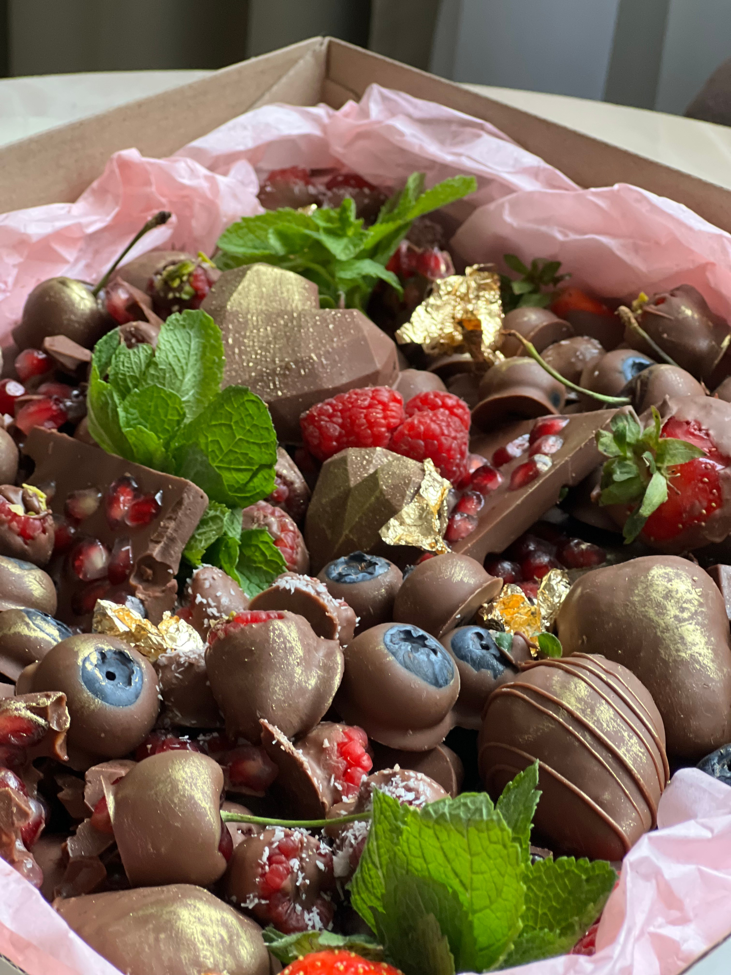 Ягоды в шоколаде. Выездной кейтеринг, съедобные букеты, торты и сладости на заказ