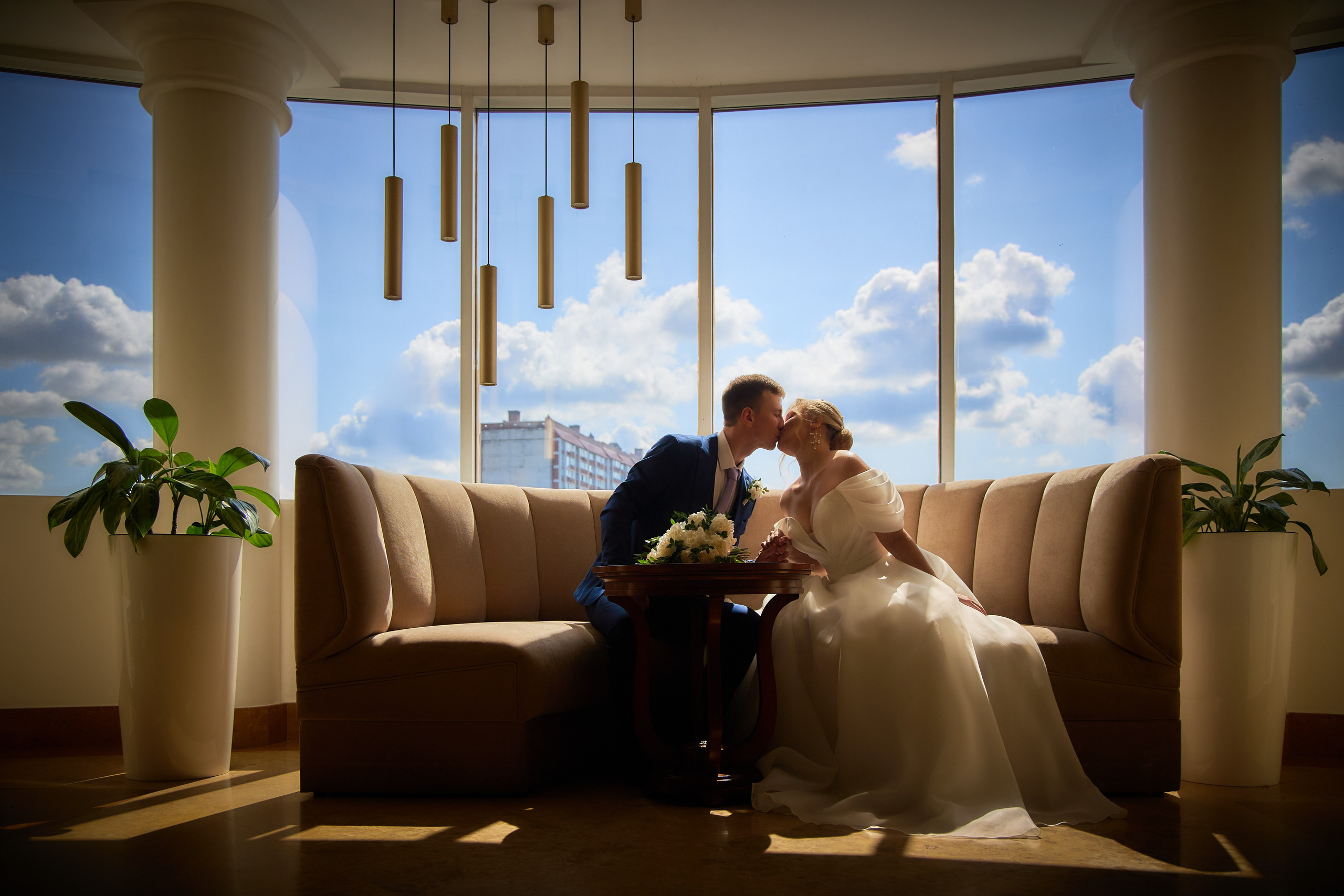 жених целует невесту