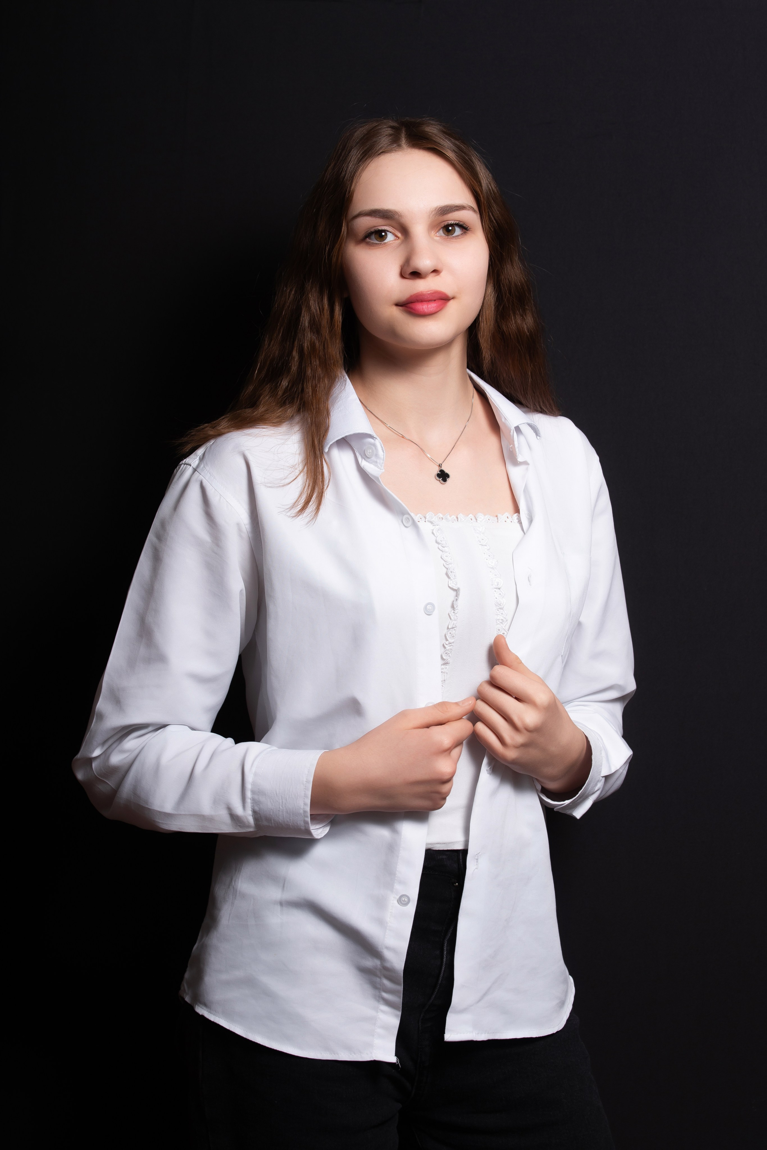 Портретная фотосессия для учеников 9 класса на чёрном фоне | Школьный фотограф Николай Богатырёв | Твой альбом / Твои правила. ТВОЙ АЛЬБОМ / ТВОИ ПРАВИЛА