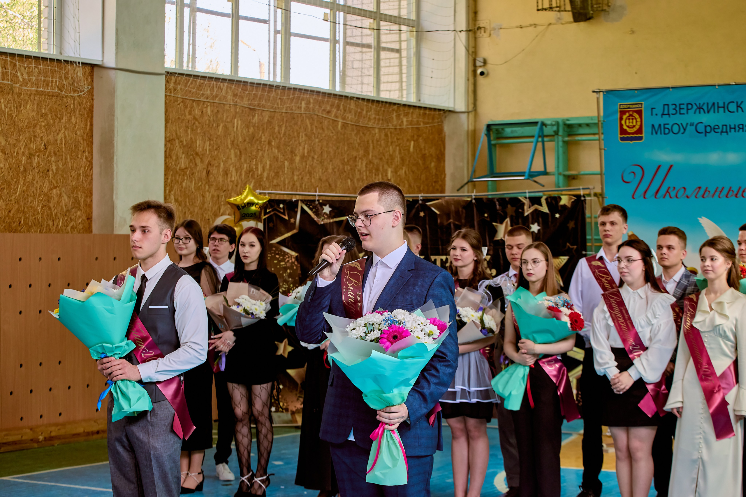 Последний звонок — символ новых свершений и мечтаний, кадр Николая Голованова, г. Дзержинск.