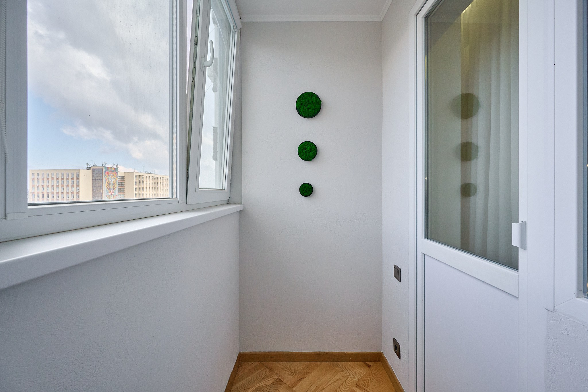 балкон окна светлые оттенки 