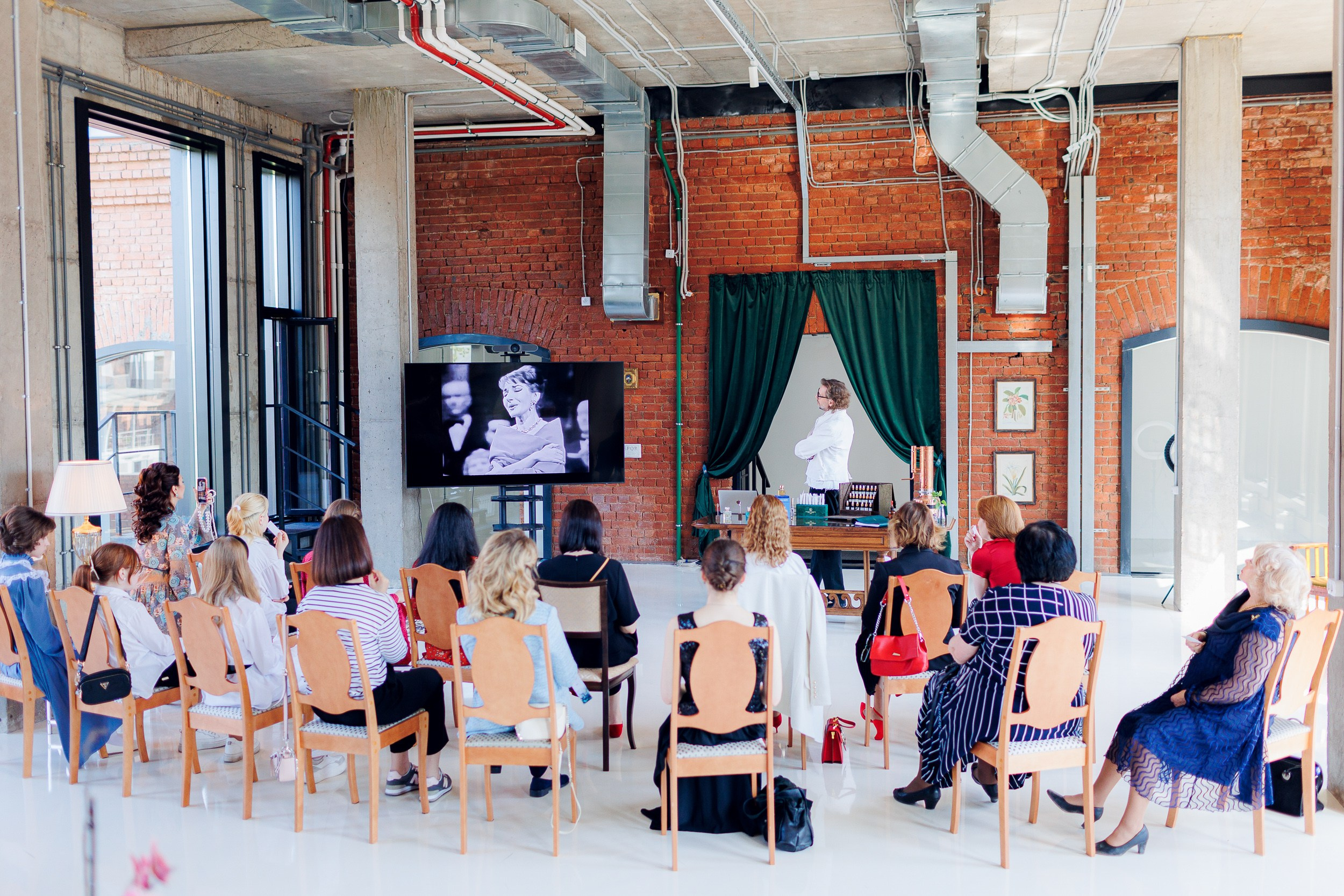 Мастер-класс в Академии парфюмерии Дениса Леонова. Алексей Соколов. Фотограф. Санкт-Петербург