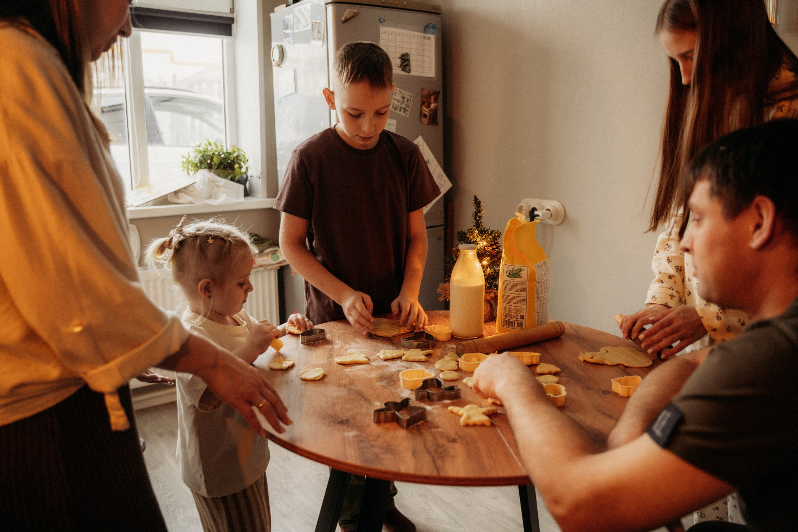 Семья на кухне