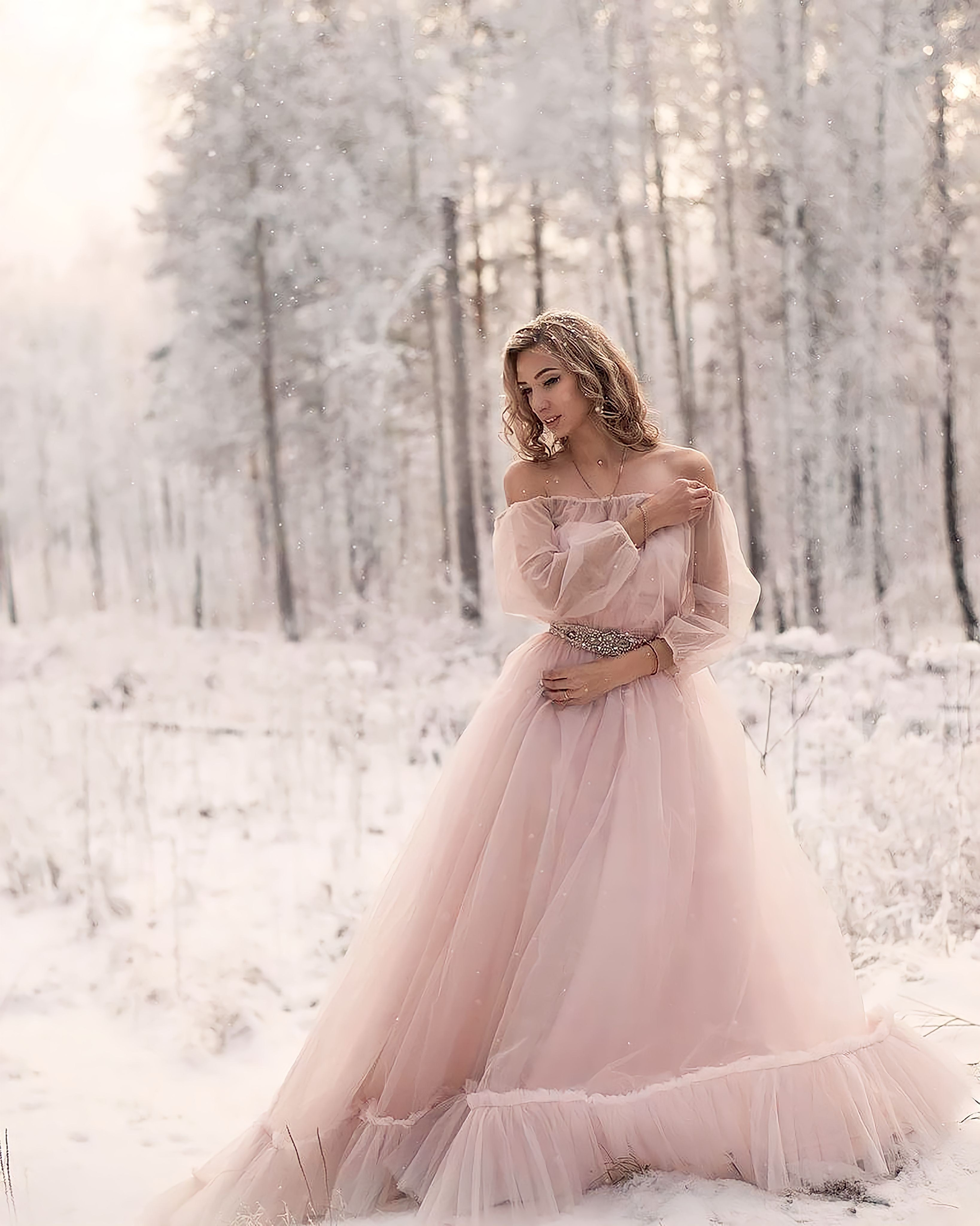 Платье розовое со шлейфом. Корсет на шнуровке, размер до 54 размера на фотосессию в фототур на Байкал. Туры на Байкал с фотографом под ключ. Фотосессии на Ольхоне