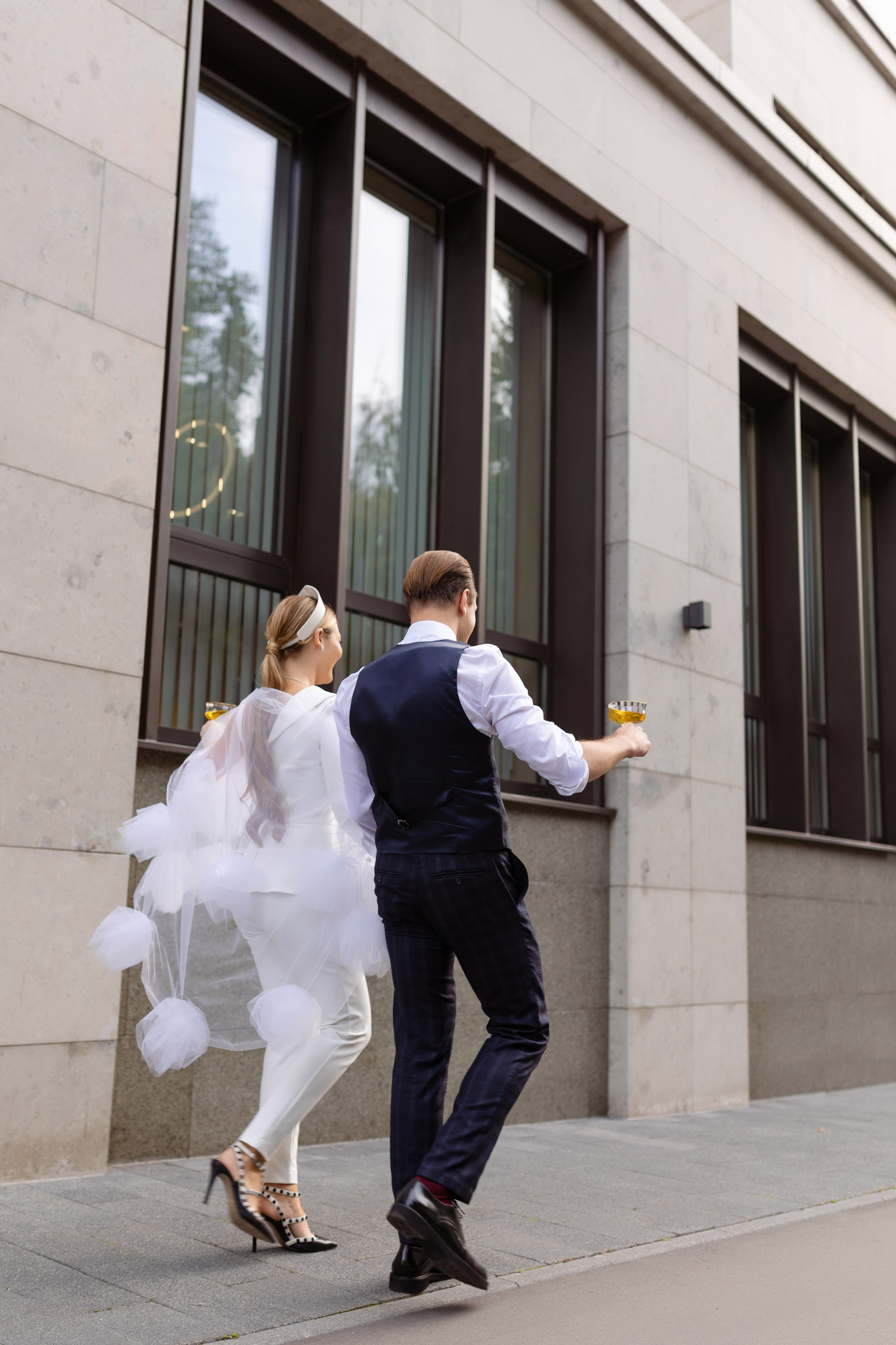 Молодые пошли по дороге жизни.