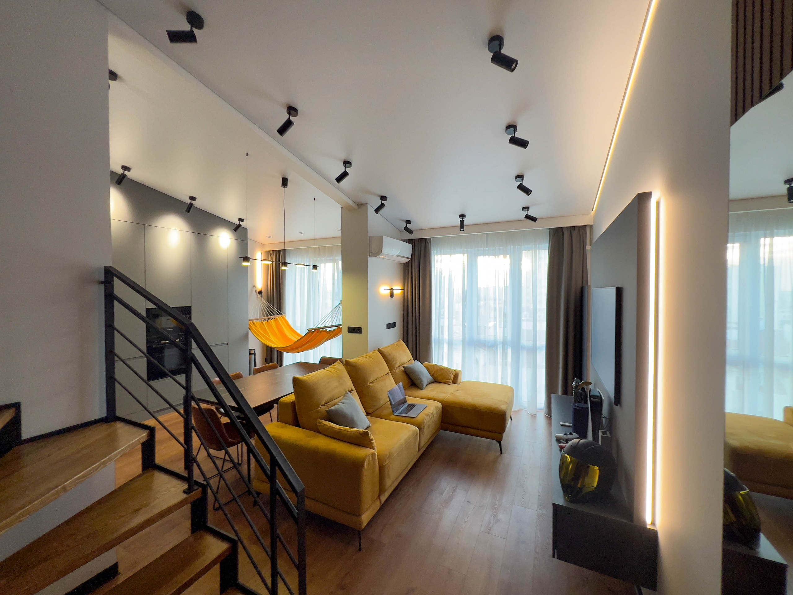 The apartment is on two levels. Fotograf Dmitrii Donets