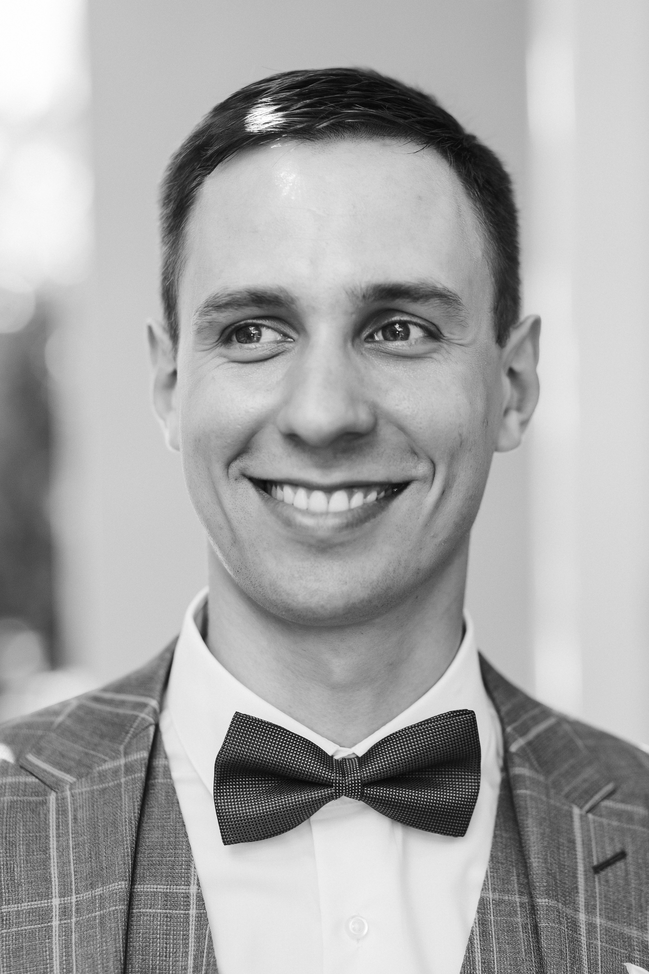 Сборы жениха Виктора в Таганроге в гостинице Ида: моменты подготовки перед свадьбой. Уютная атмосфера и предвкушение важного события.