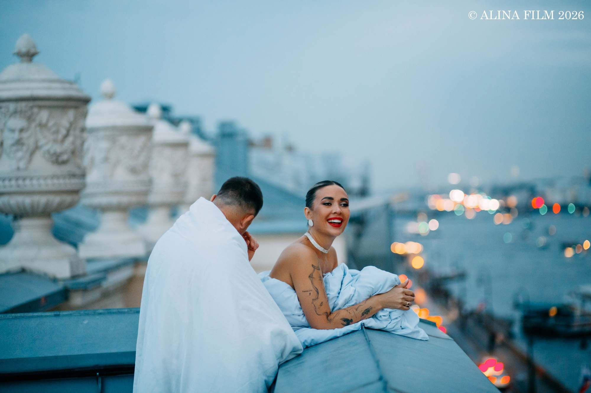Фотосессия на крыше в одеялах. Вид на Неву и Петропавловскую крепость. Фотограф в Санкт-Петербурге Alina Film