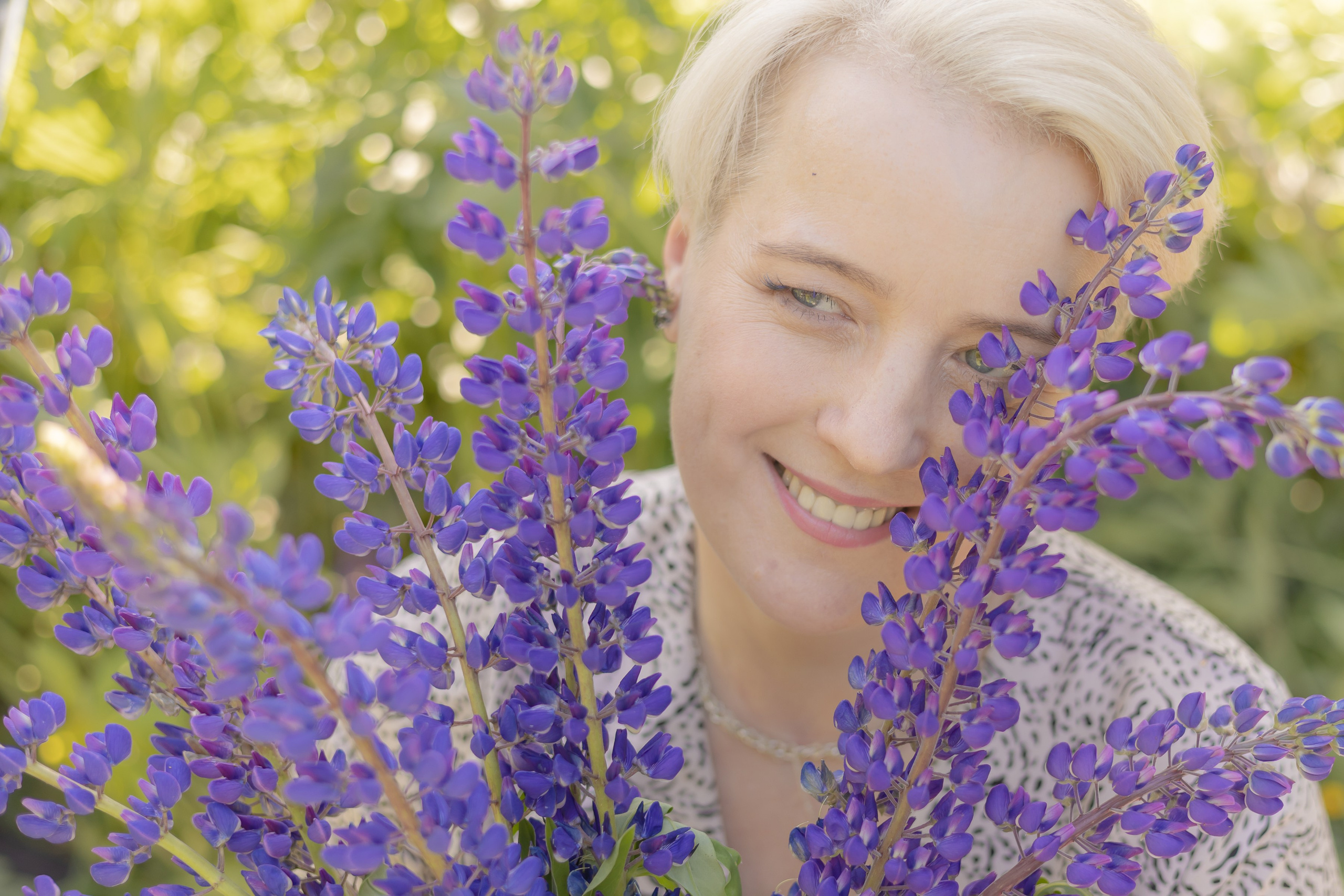 Фотосессия в поле с люпинами