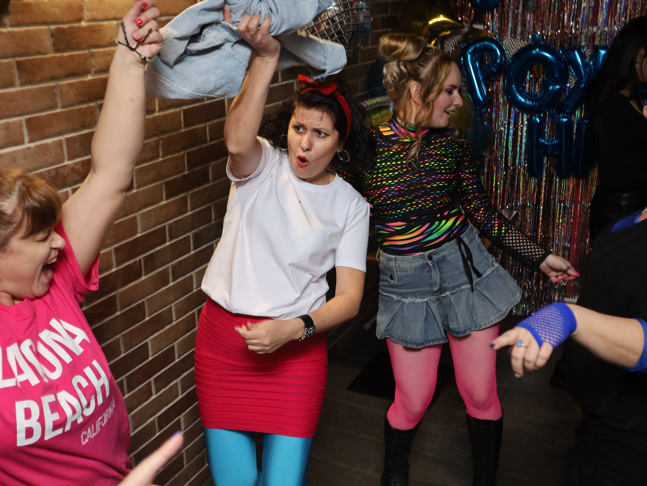 Дискотека в стиле 90-х. Репортажный фотограф Анапа