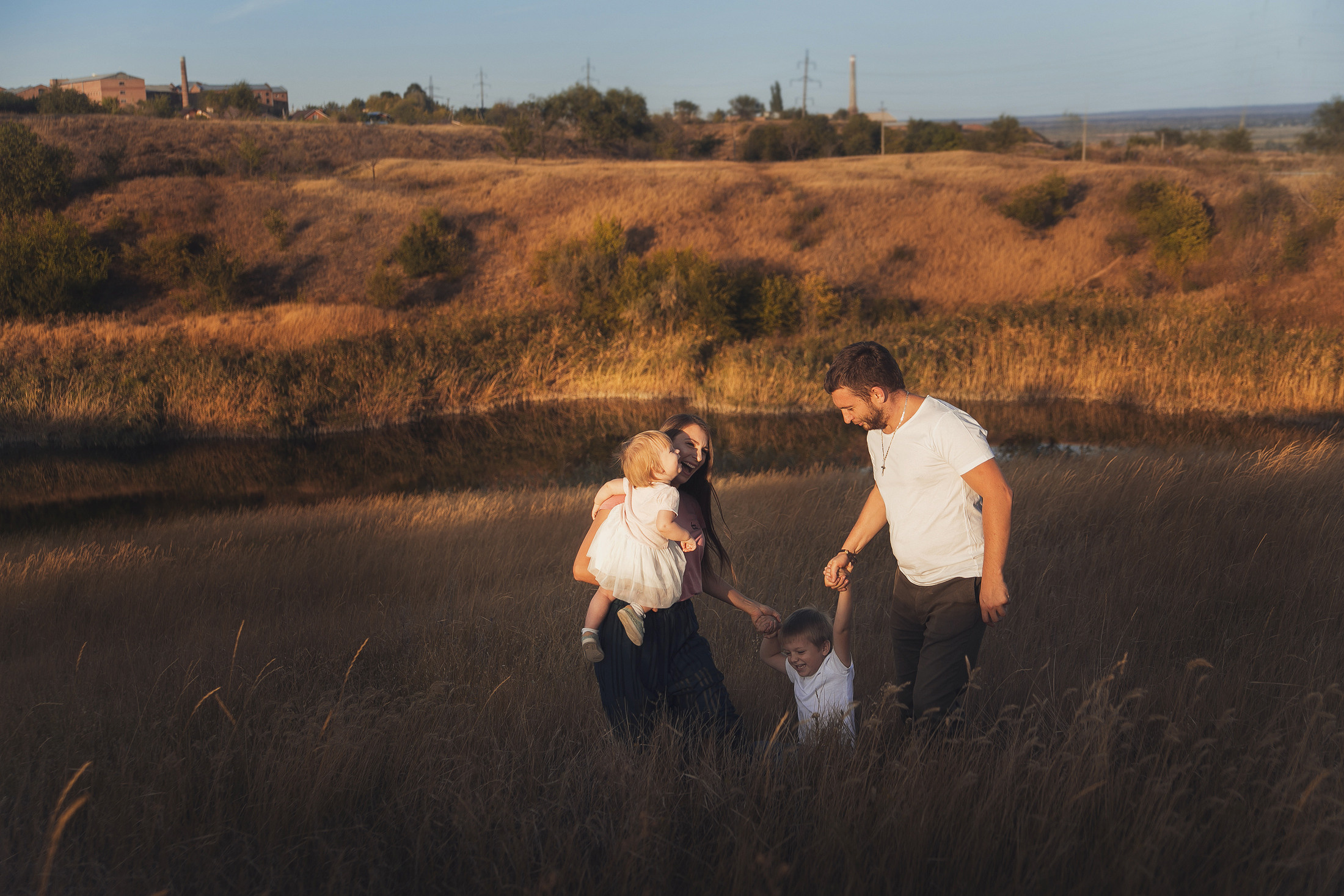Семейная фотосессия на пруду на природе. Свадебный и семейный фотограф  Новочеркасск Виктория Литвиненко