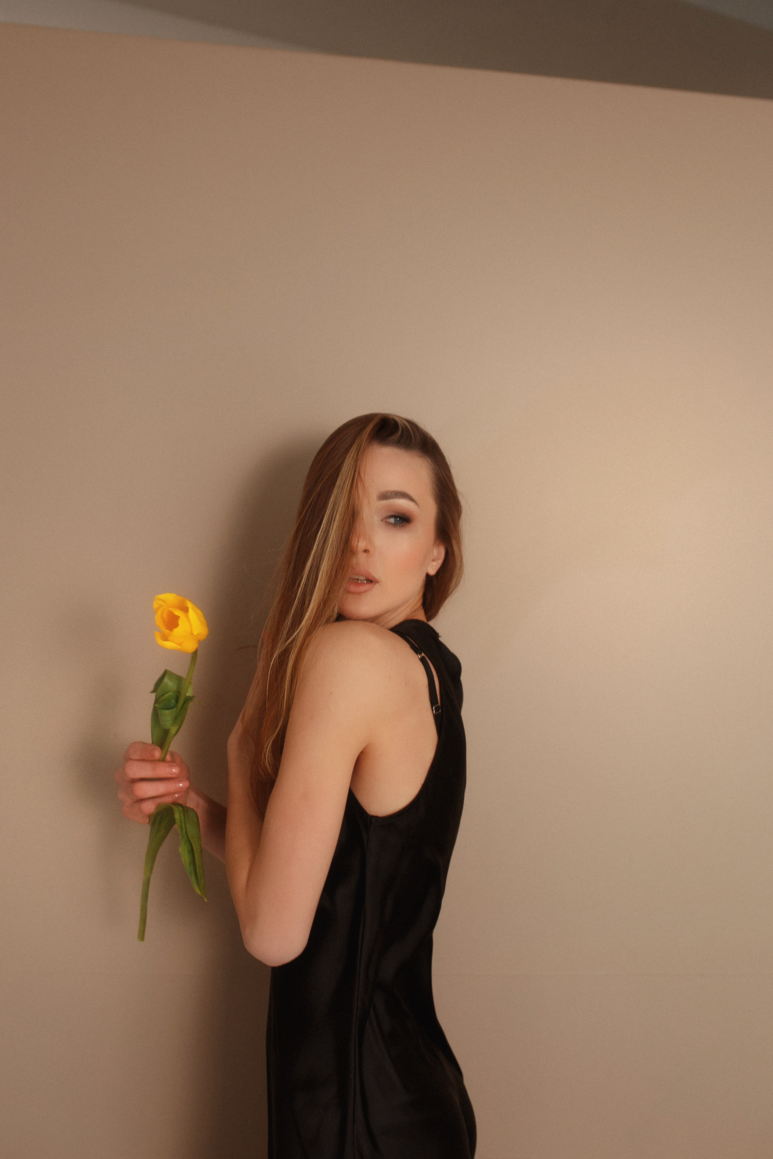 Индивидуальная фотосессия в студии с тюльпанами. Свадебный и семейный фотограф  Новочеркасск Виктория Литвиненко