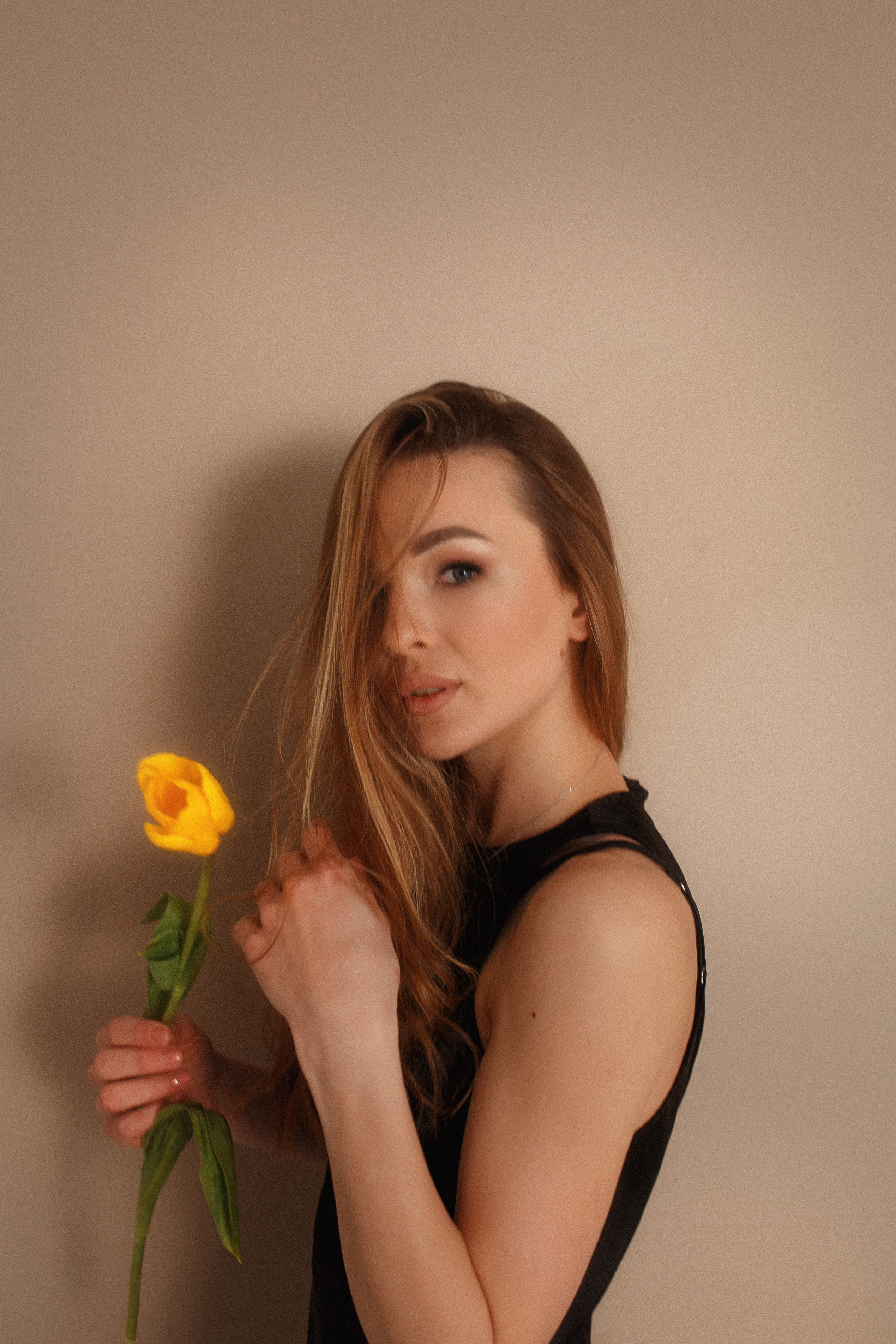 Индивидуальная фотосессия в студии с тюльпанами. Свадебный и семейный фотограф  Новочеркасск Виктория Литвиненко