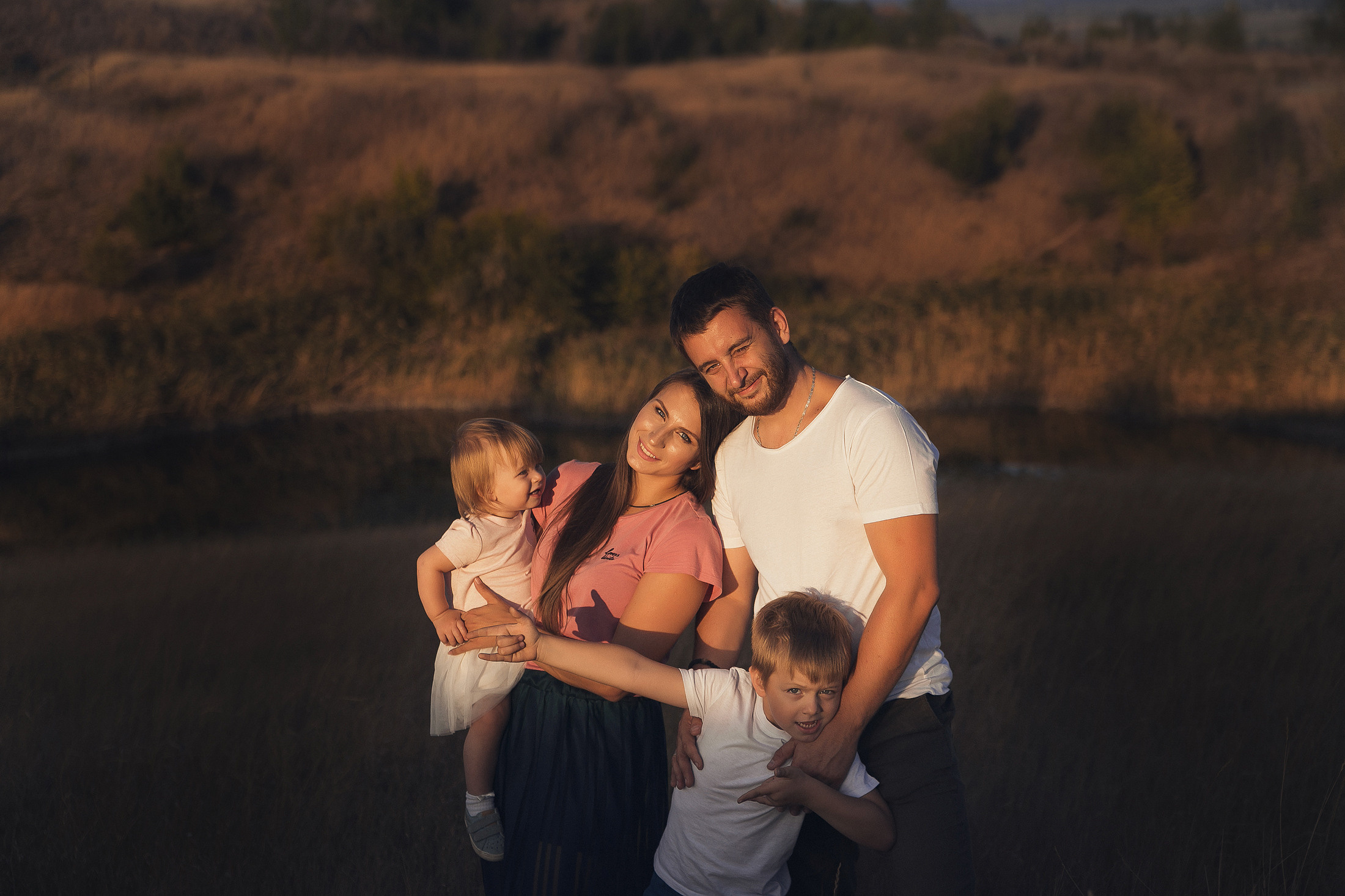 Семейная фотосессия на пруду на природе. Свадебный и семейный фотограф  Новочеркасск Виктория Литвиненко