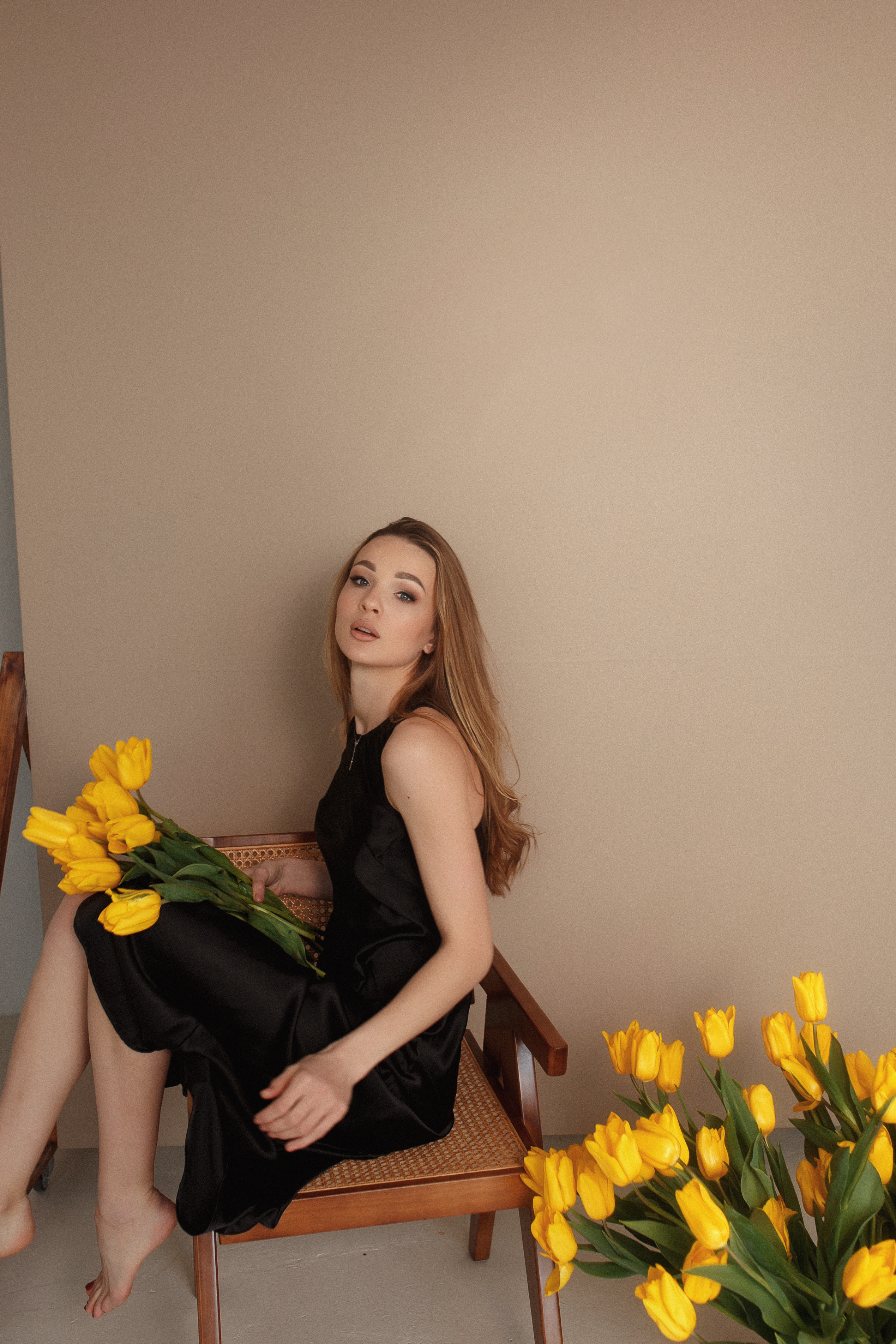 Индивидуальная фотосессия в студии с тюльпанами. Свадебный и семейный фотограф  Новочеркасск Виктория Литвиненко