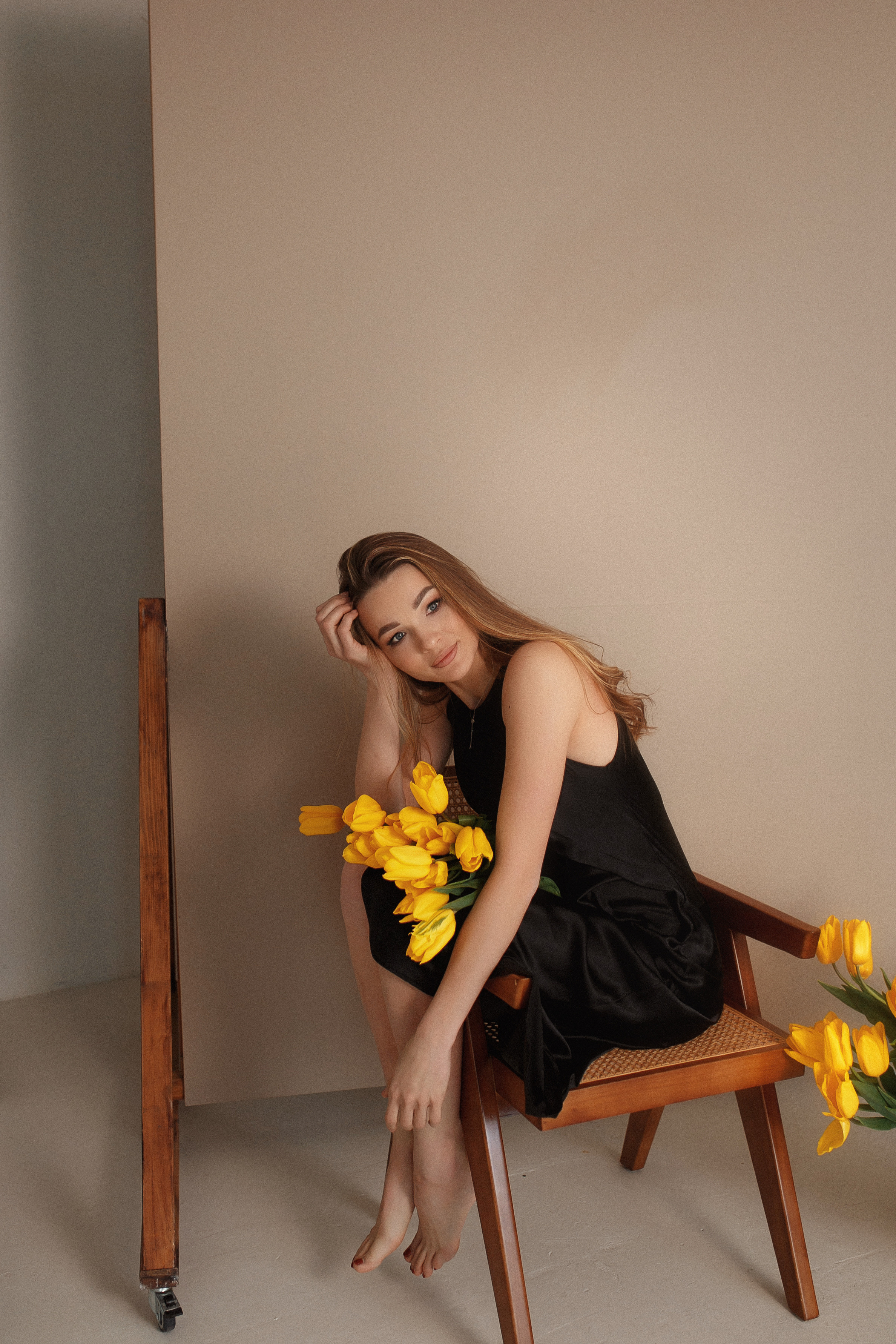 Индивидуальная фотосессия в студии с тюльпанами. Свадебный и семейный фотограф  Новочеркасск Виктория Литвиненко