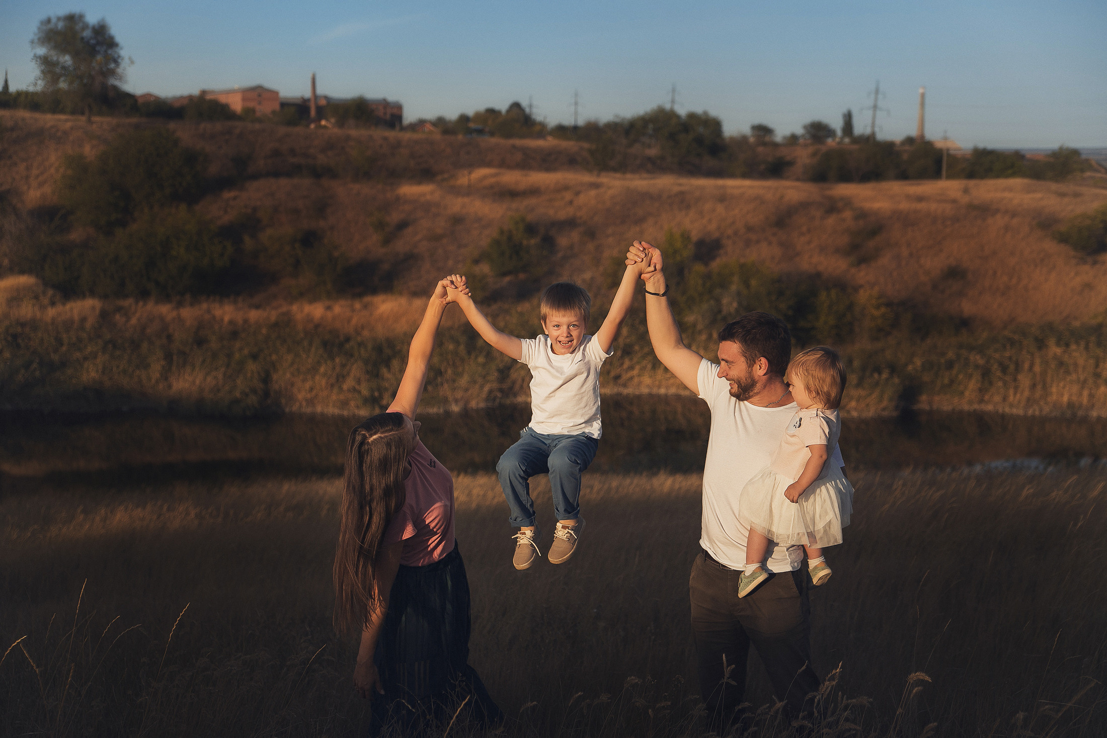 Семейная фотосессия на пруду на природе. Свадебный и семейный фотограф  Новочеркасск Виктория Литвиненко