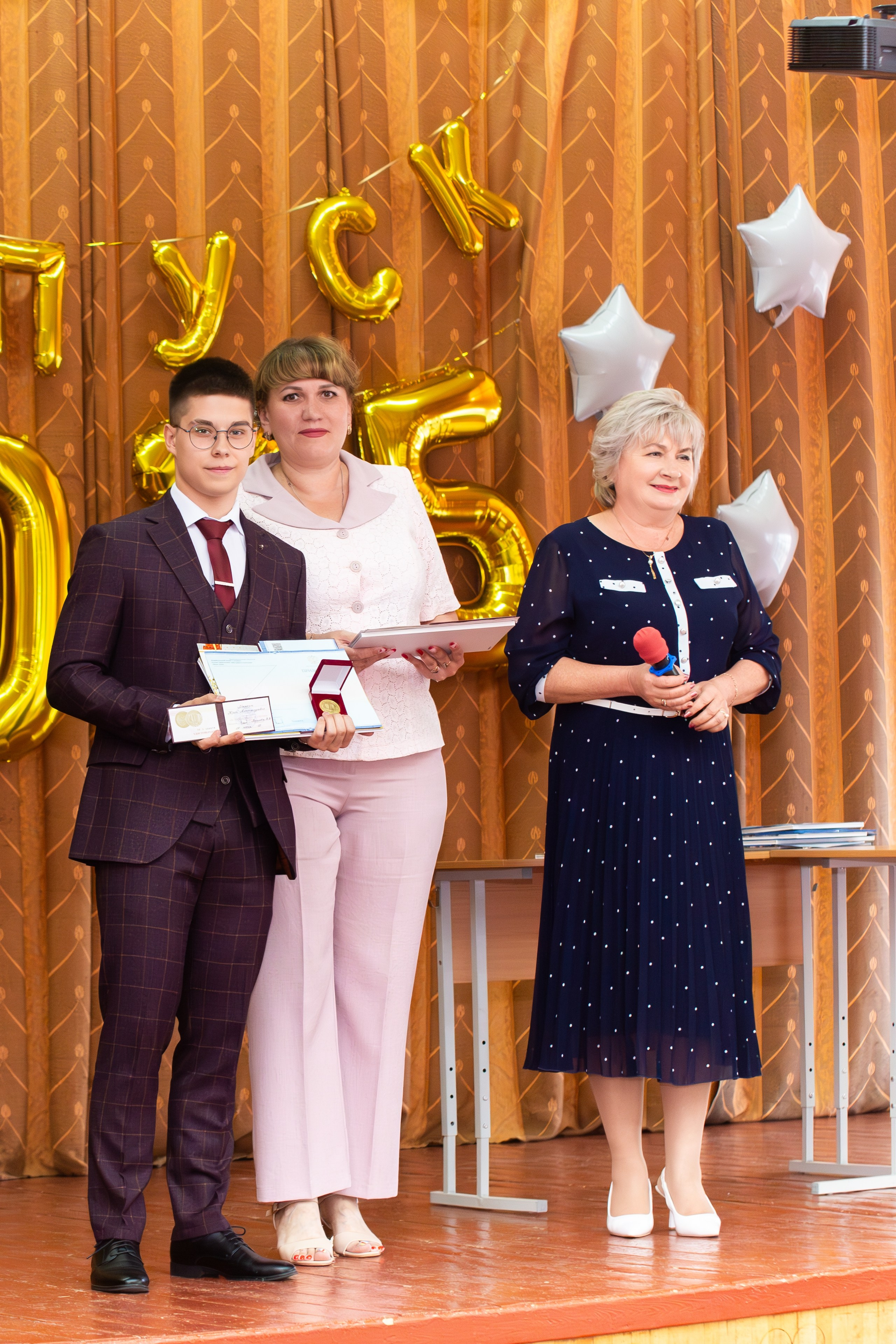 ВРУЧЕНИЕ ДИПЛОМОВ 2025 9 ШКОЛА Г.МЦЕНСК. Профессиональный фотограф в Мценске и Орловской области